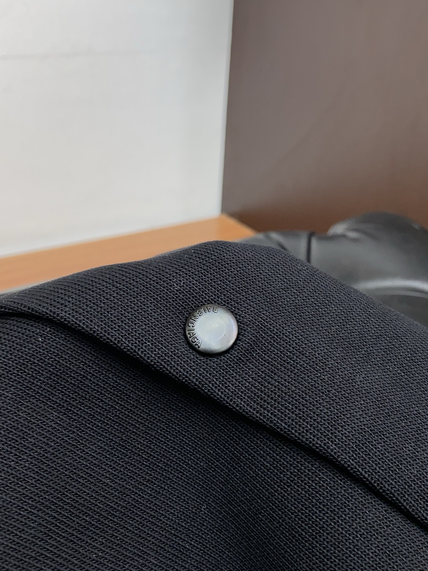 巴黎世家 2025秋冬新款休闲裤 干净利落剪裁，都市风十足 采用精纺加厚面料手感软糯干爽，上身效果挺括有