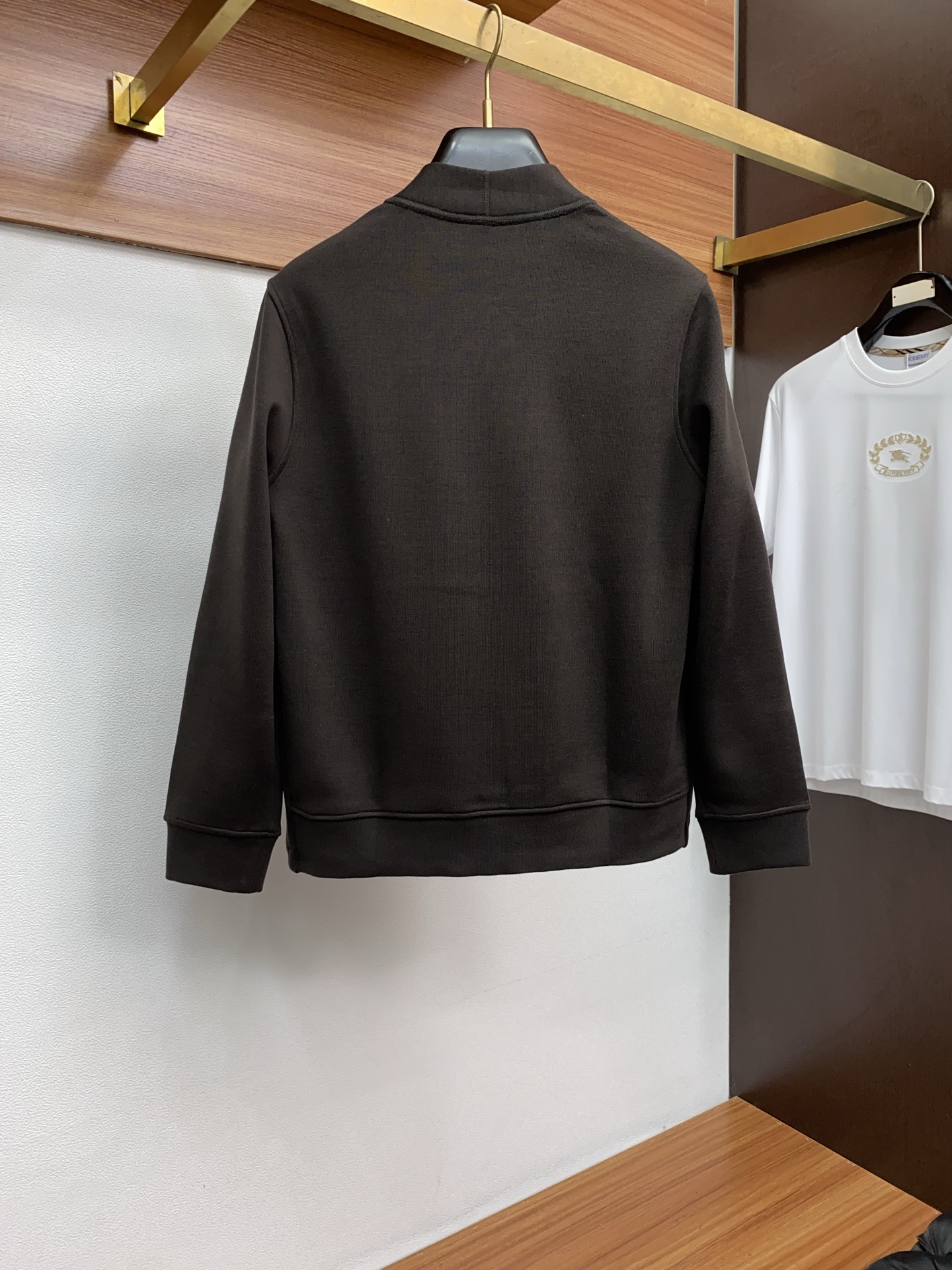 阿玛尼 2025ss早秋新款发布织针外套。春款外套！穿上就是舒适自在又显瘦的存在，慵懒而随性，结合干净简