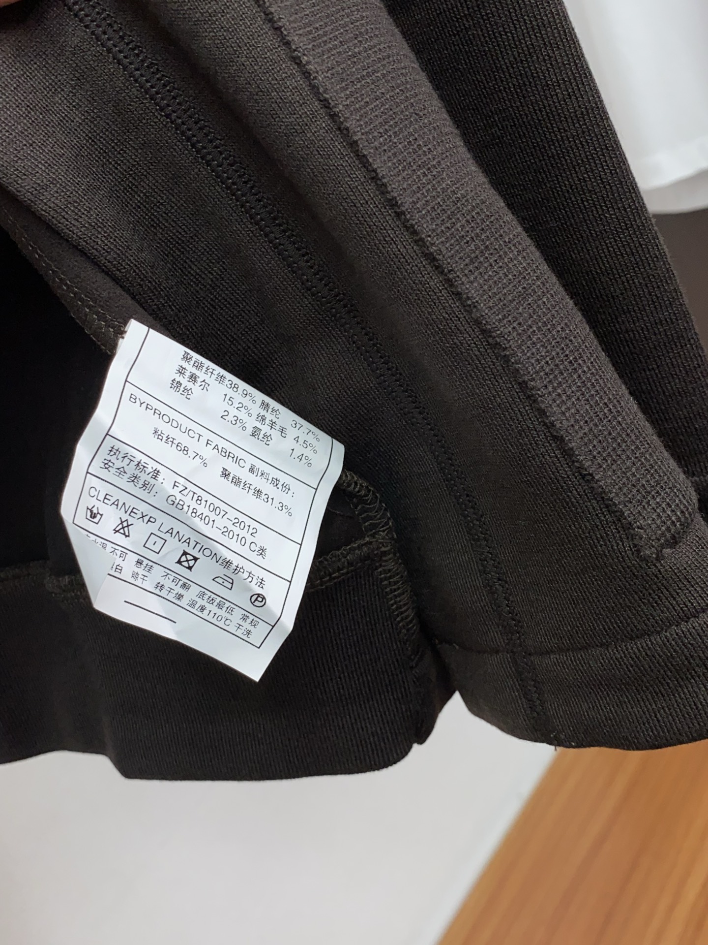 阿玛尼 2025ss早秋新款发布织针外套。春款外套！穿上就是舒适自在又显瘦的存在，慵懒而随性，结合干净简