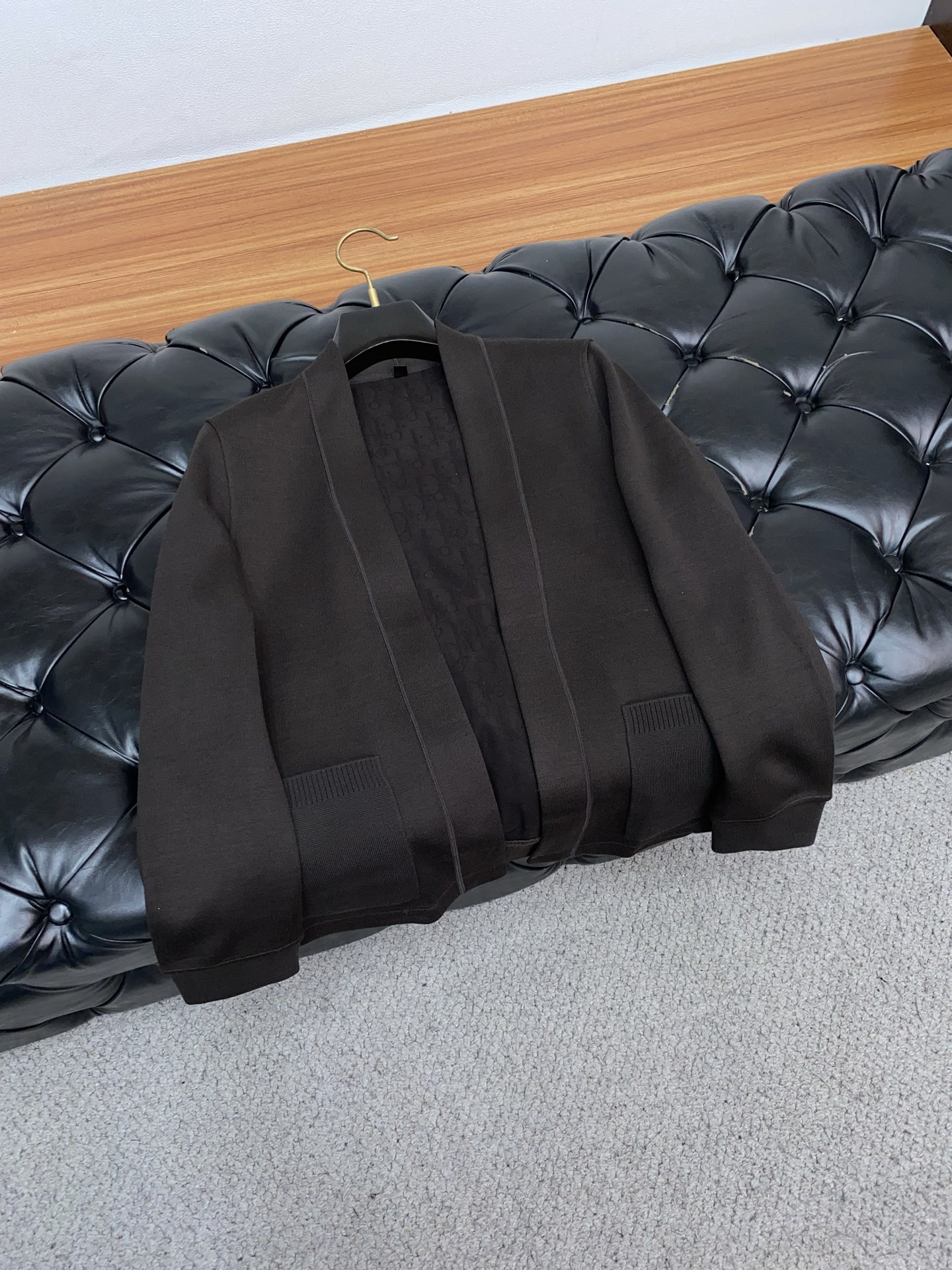 阿玛尼 2025ss早秋新款发布织针外套。春款外套！穿上就是舒适自在又显瘦的存在，慵懒而随性，结合干净简