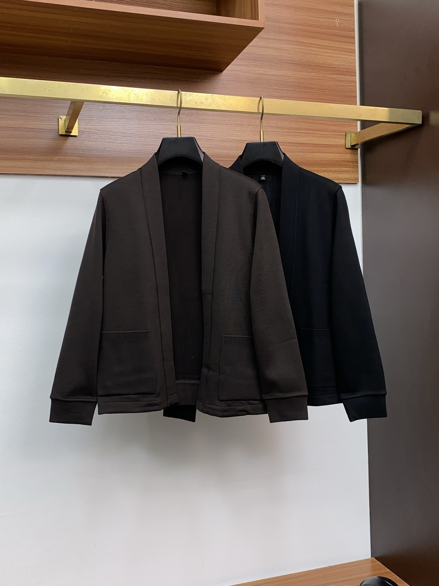 阿玛尼 2025ss早秋新款发布织针外套。春款外套！穿上就是舒适自在又显瘦的存在，慵懒而随性，结合干净简