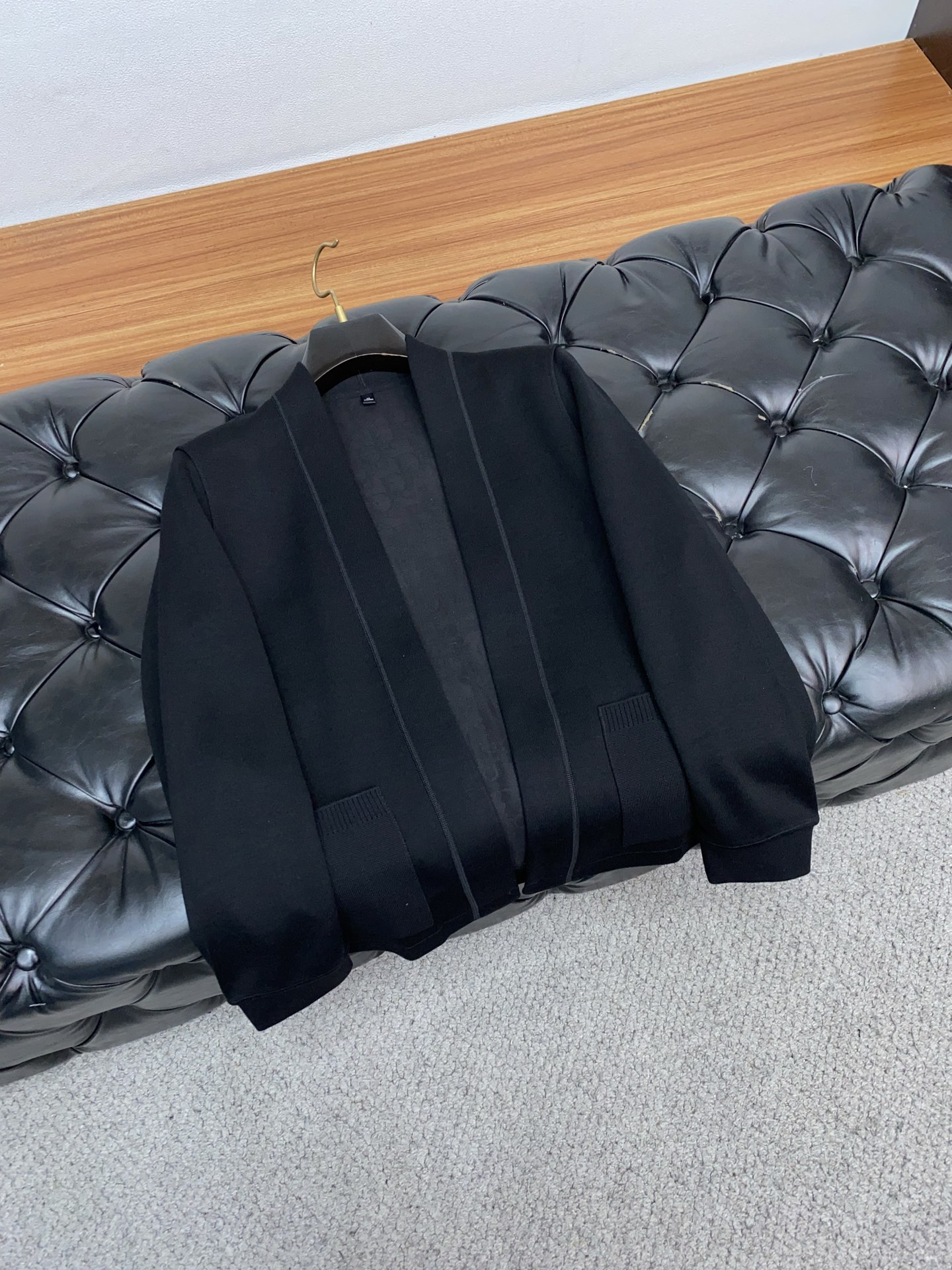 阿玛尼 2025ss早秋新款发布织针外套。春款外套！穿上就是舒适自在又显瘦的存在，慵懒而随性，结合干净简