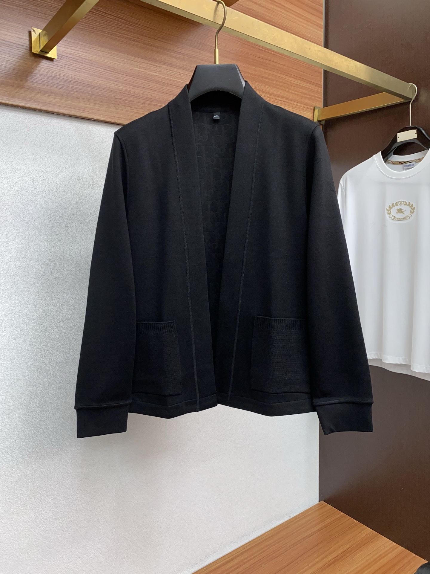 阿玛尼 2025ss早秋新款发布织针外套。春款外套！穿上就是舒适自在又显瘦的存在，慵懒而随性，结合干净简