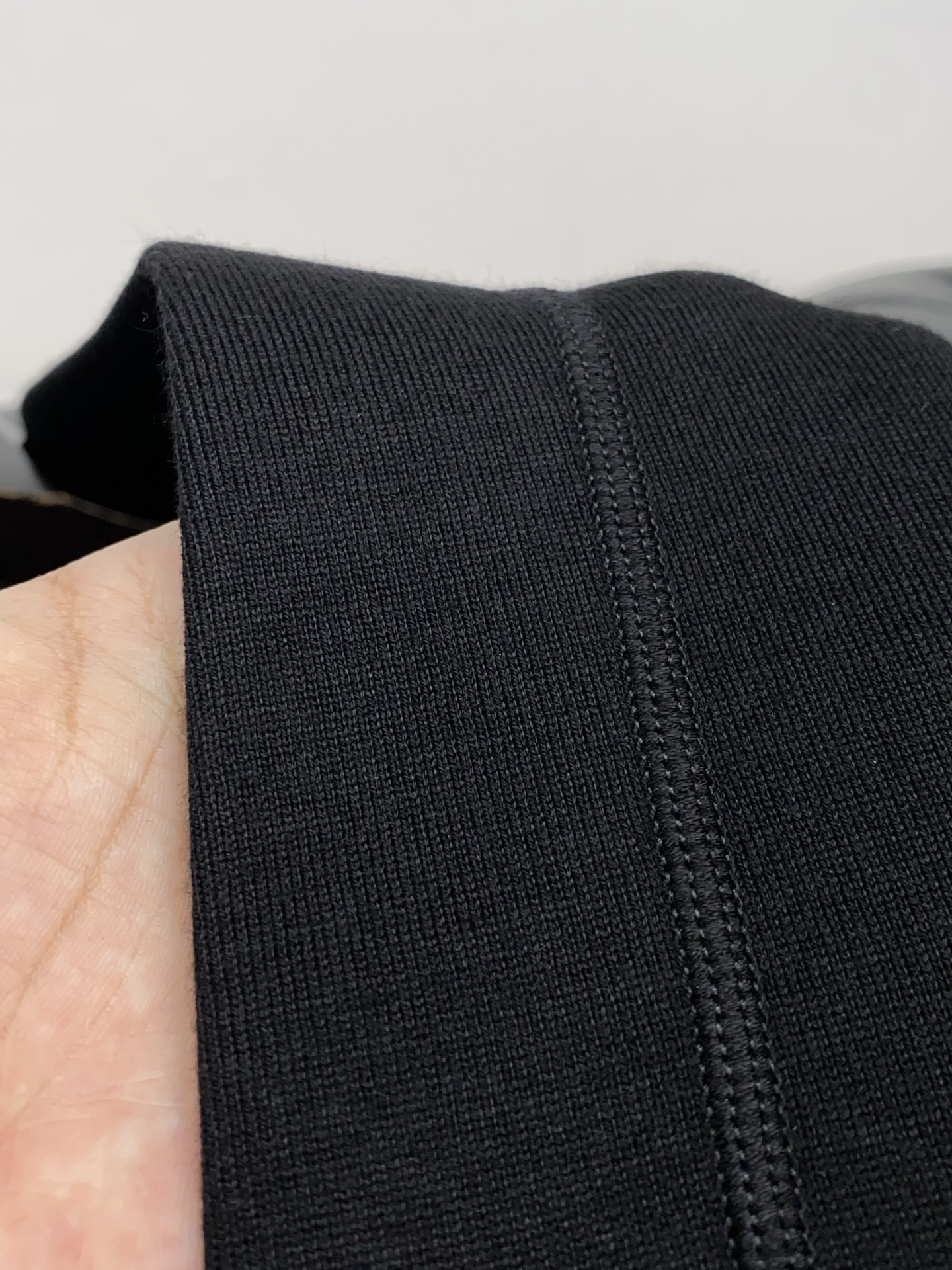 阿玛尼 2025ss早秋新款发布织针外套。春款外套！穿上就是舒适自在又显瘦的存在，慵懒而随性，结合干净简