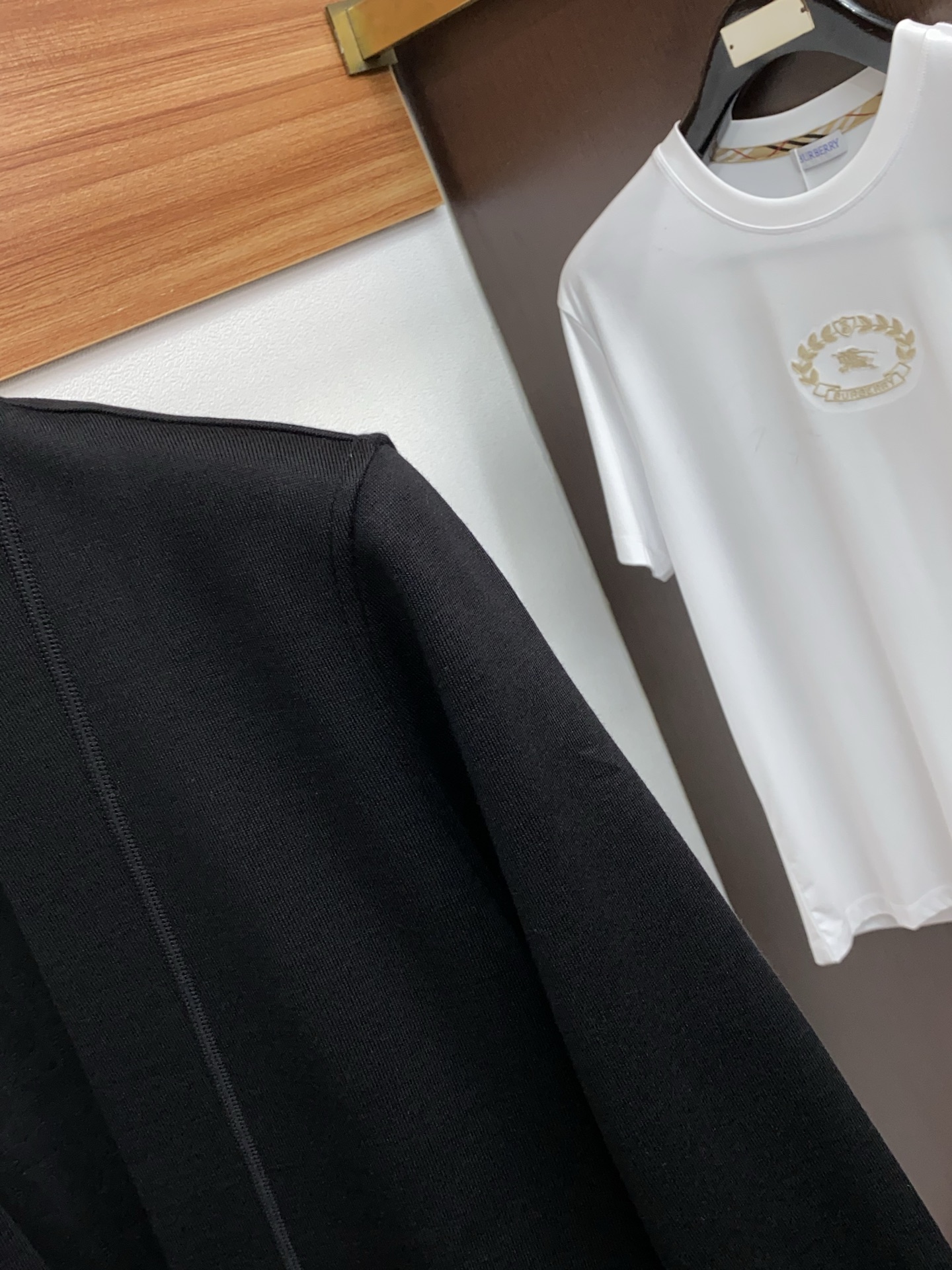 阿玛尼 2025ss早秋新款发布织针外套。春款外套！穿上就是舒适自在又显瘦的存在，慵懒而随性，结合干净简