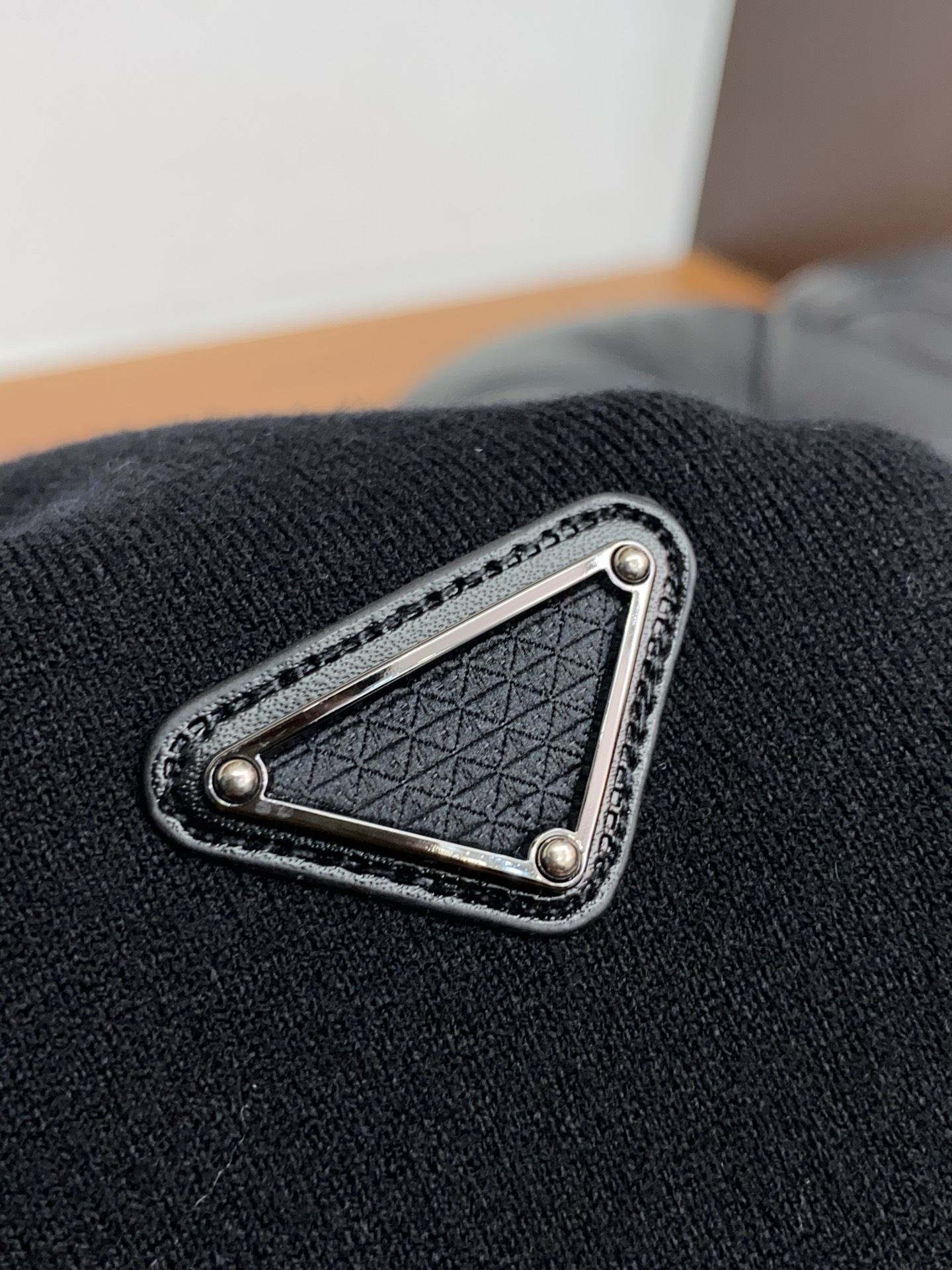 普拉达 2025ss早秋新款发布织针外套。春款外套！穿上就是舒适自在又显瘦的存在，慵懒而随性，结合干净简