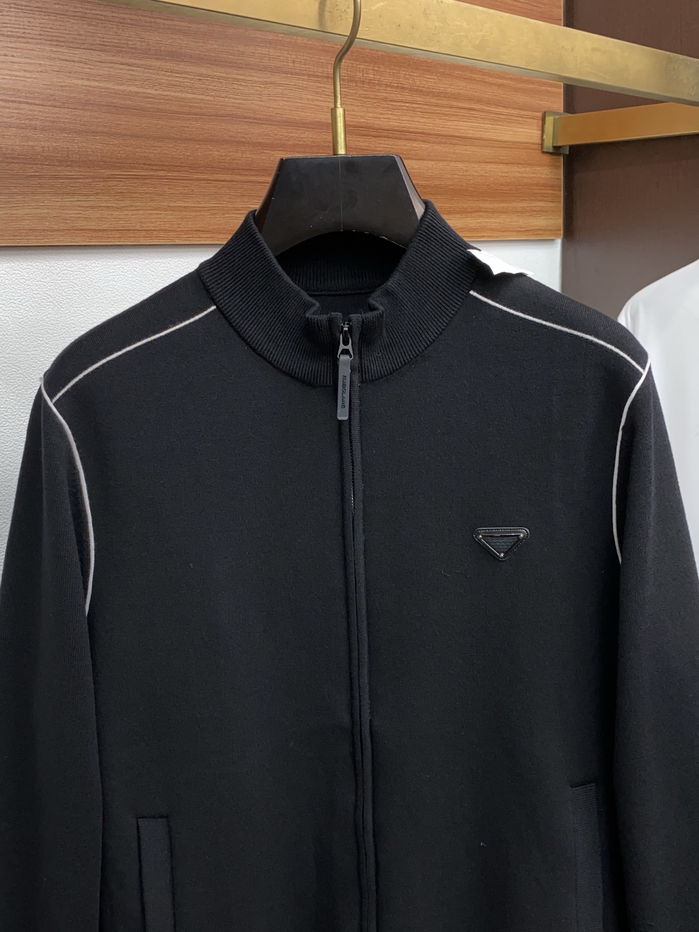 普拉达 2025ss早秋新款发布织针外套。春款外套！穿上就是舒适自在又显瘦的存在，慵懒而随性，结合干净简