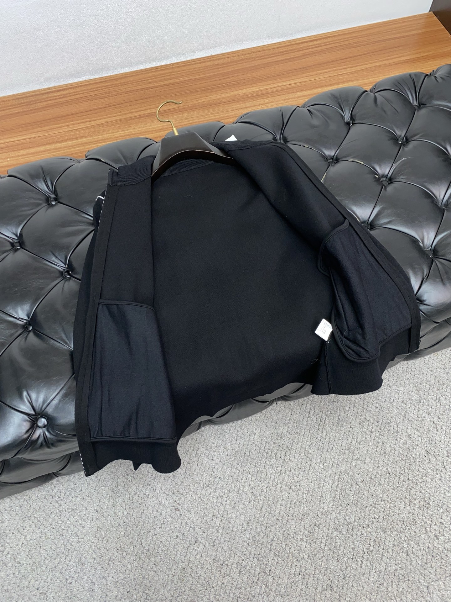 普拉达 2025ss早秋新款发布织针外套。春款外套！穿上就是舒适自在又显瘦的存在，慵懒而随性，结合干净简