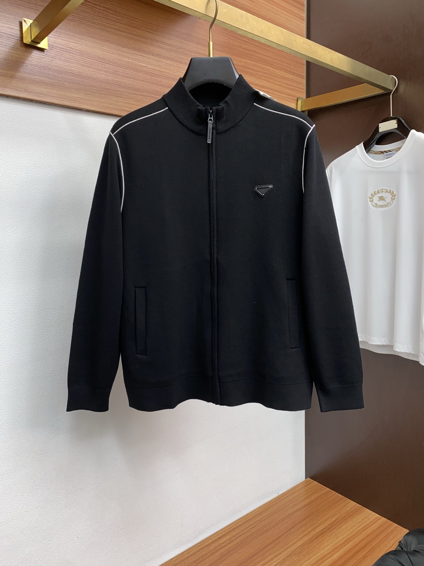 普拉达 2025ss早秋新款发布织针外套。春款外套！穿上就是舒适自在又显瘦的存在，慵懒而随性，结合干净简