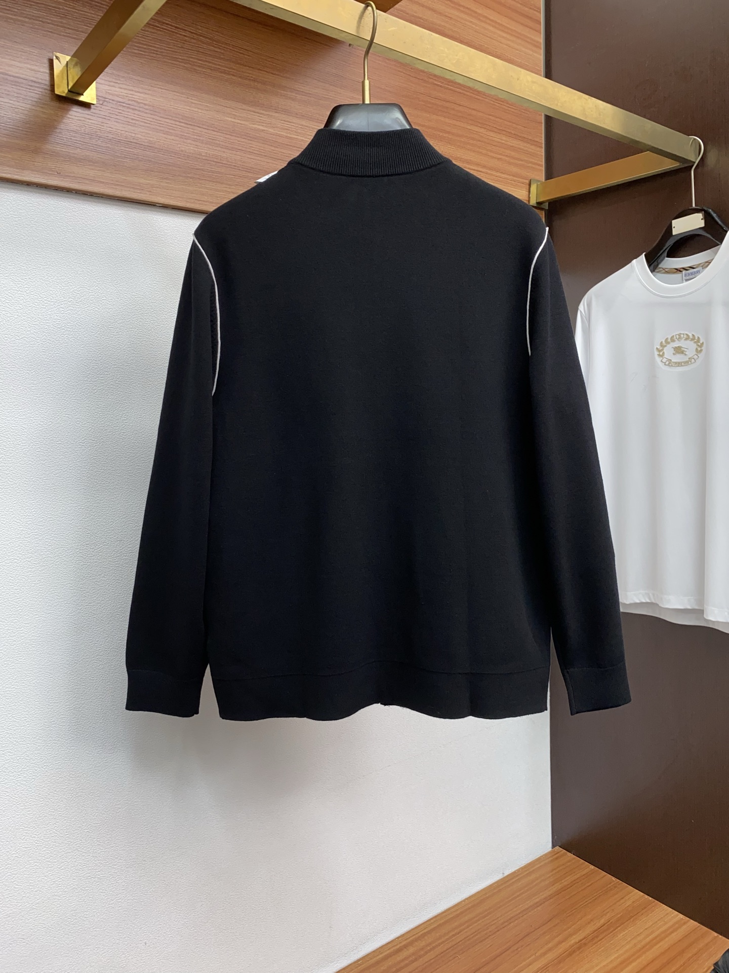 普拉达 2025ss早秋新款发布织针外套。春款外套！穿上就是舒适自在又显瘦的存在，慵懒而随性，结合干净简