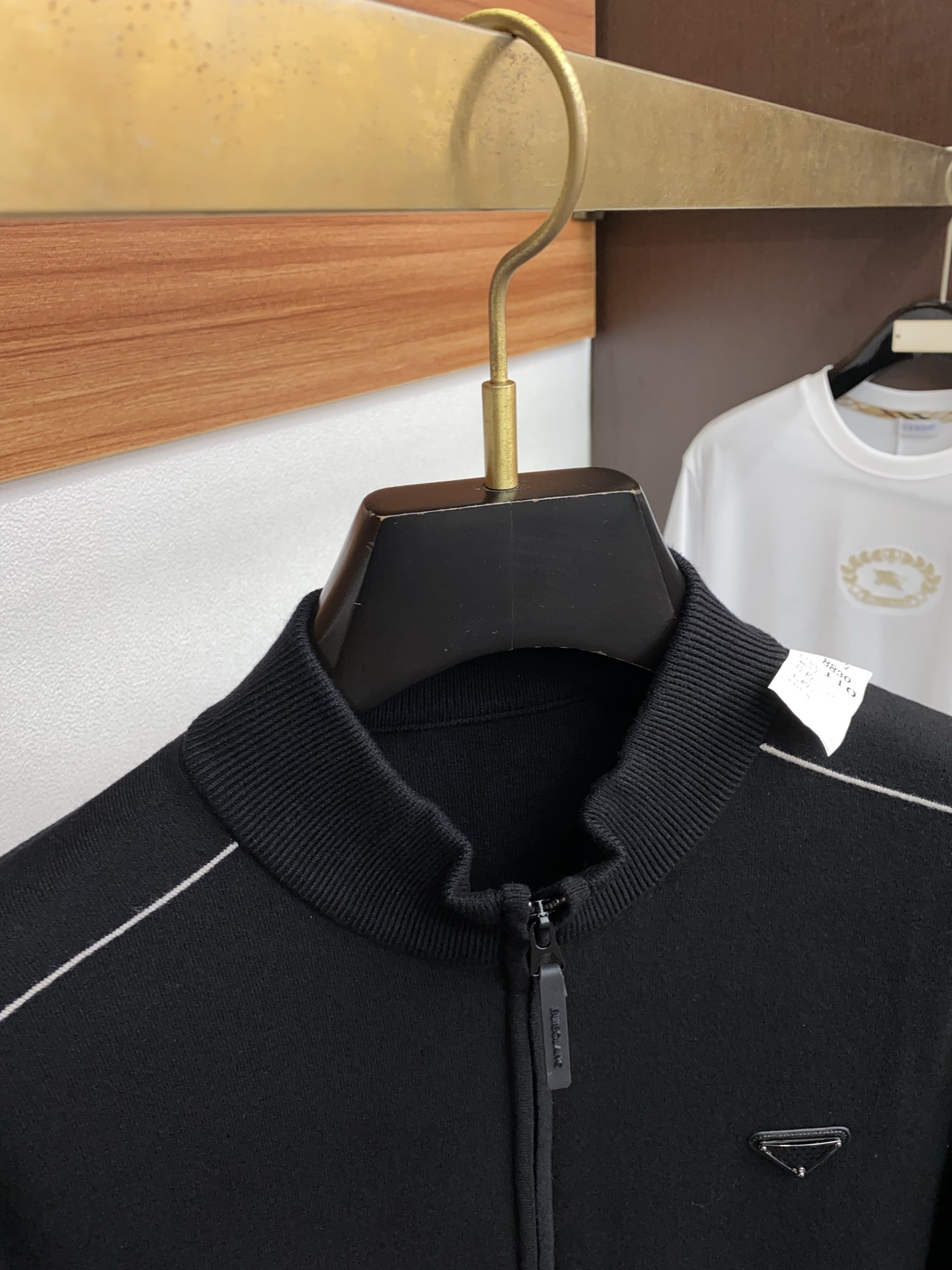 普拉达 2025ss早秋新款发布织针外套。春款外套！穿上就是舒适自在又显瘦的存在，慵懒而随性，结合干净简