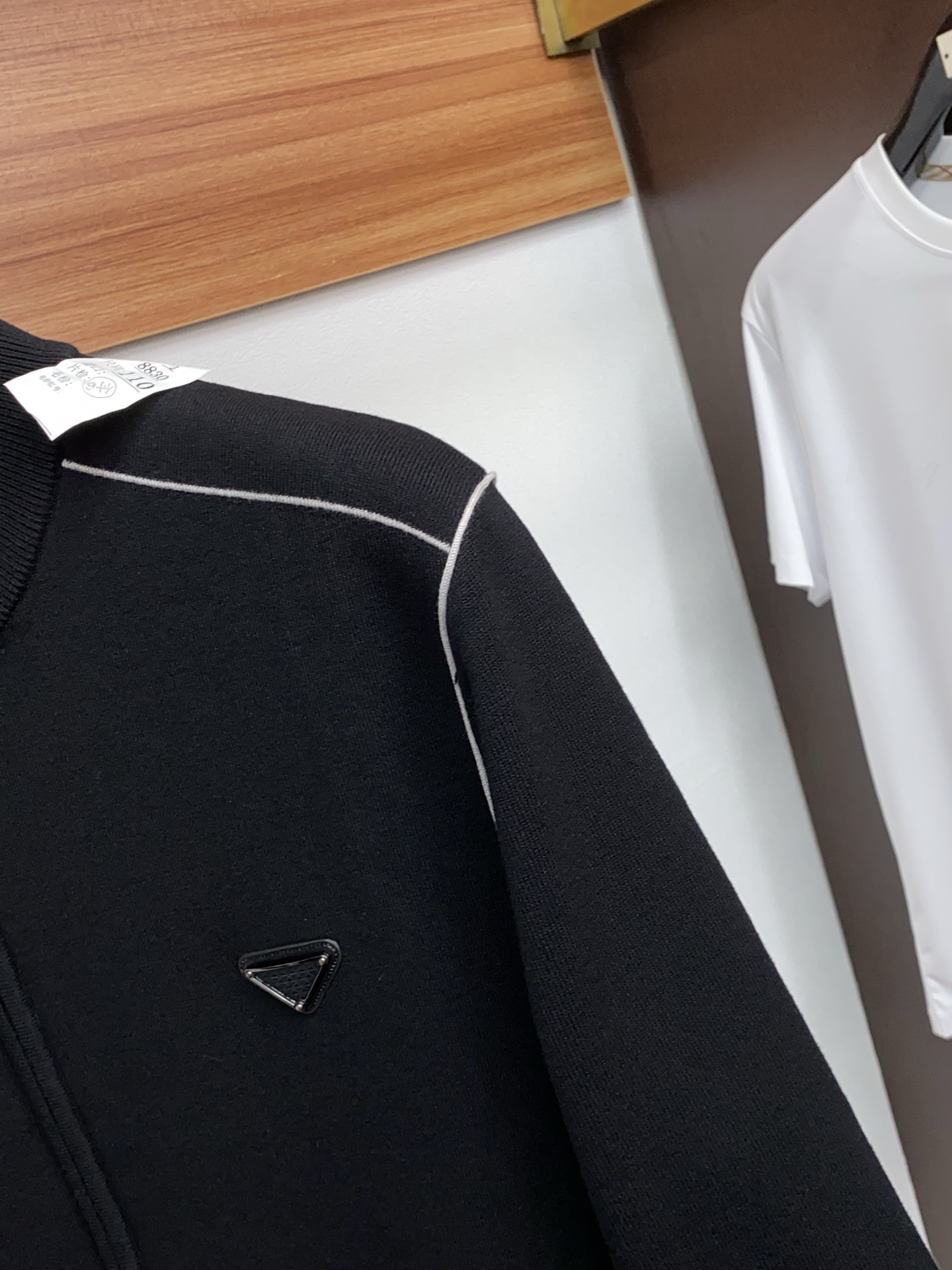 普拉达 2025ss早秋新款发布织针外套。春款外套！穿上就是舒适自在又显瘦的存在，慵懒而随性，结合干净简