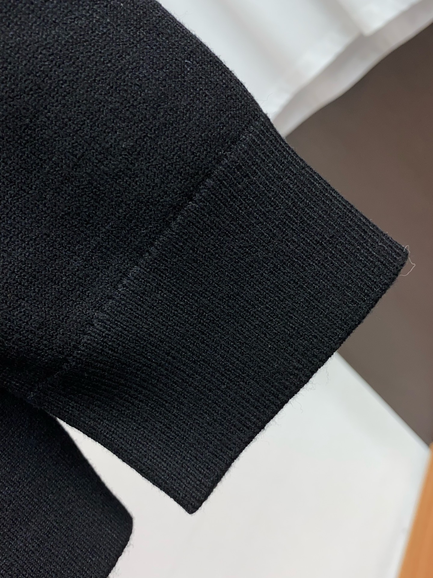 普拉达 2025ss早秋新款发布织针外套。春款外套！穿上就是舒适自在又显瘦的存在，慵懒而随性，结合干净简