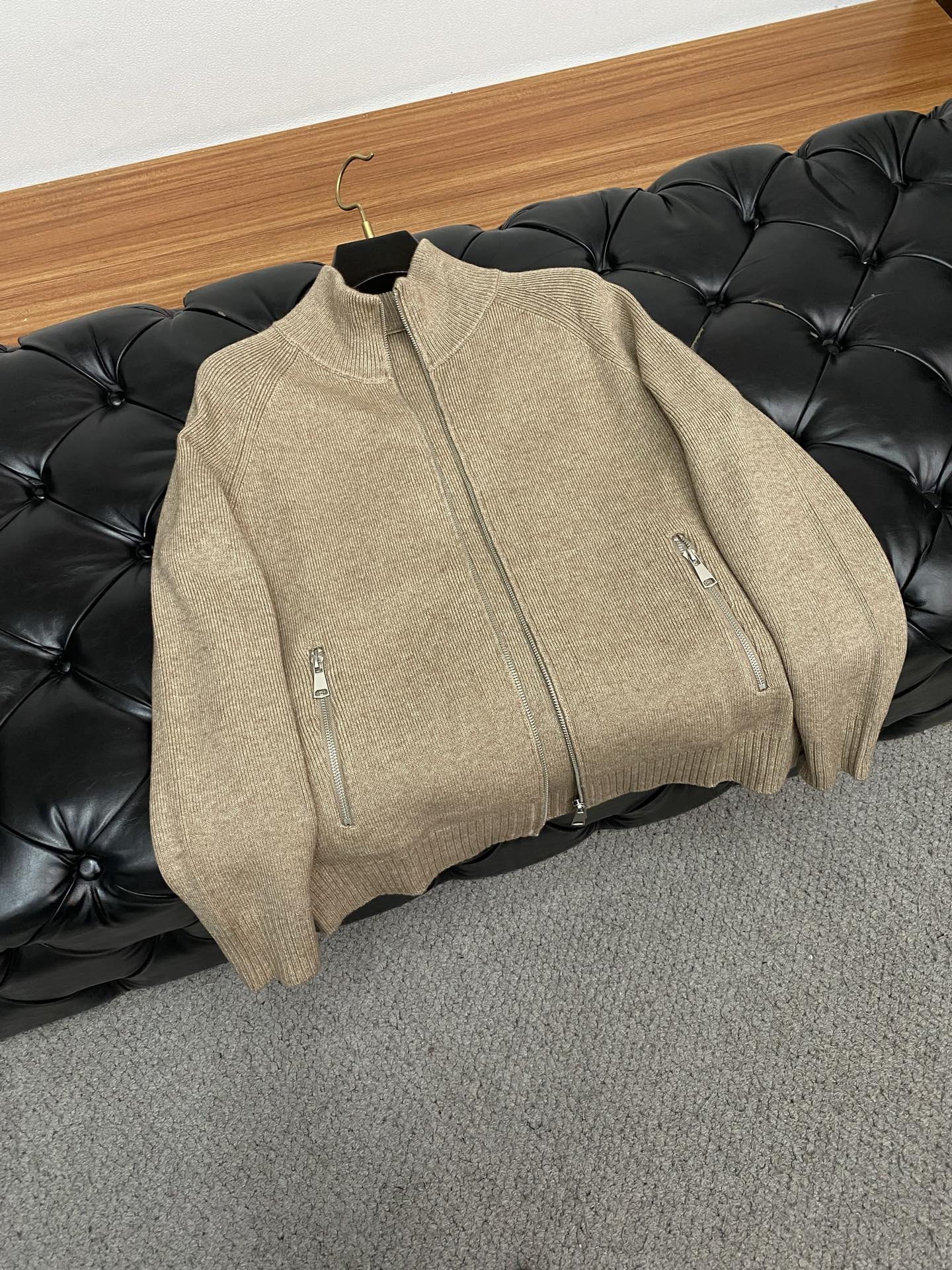 lP🆕 诺悠翩雅 2025ss早秋新款发布织针立领外套。春款外套！穿上就是舒适自在又显瘦的存在，慵懒而随