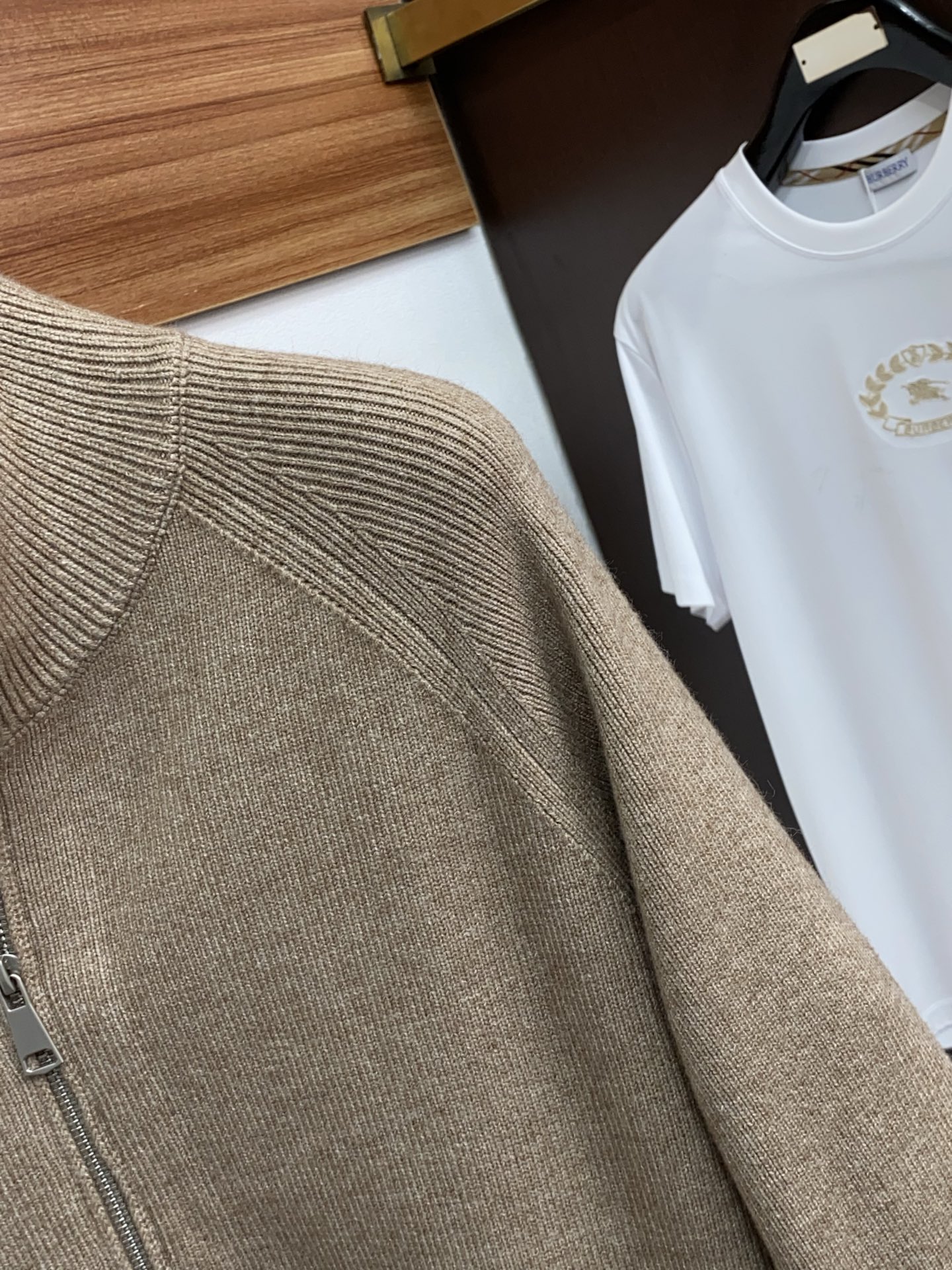 lP🆕 诺悠翩雅 2025ss早秋新款发布织针立领外套。春款外套！穿上就是舒适自在又显瘦的存在，慵懒而随