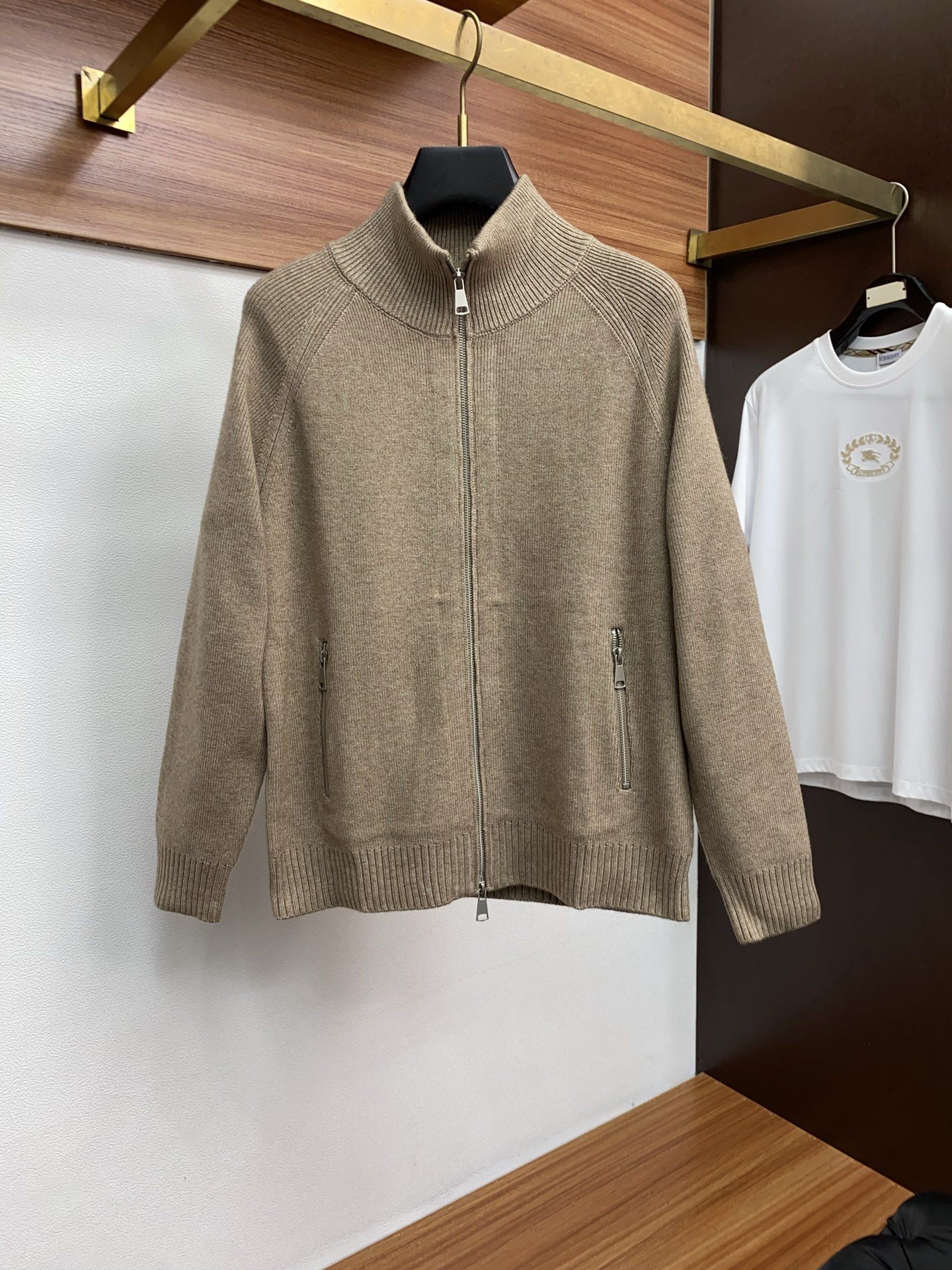 lP🆕 诺悠翩雅 2025ss早秋新款发布织针立领外套。春款外套！穿上就是舒适自在又显瘦的存在，慵懒而随