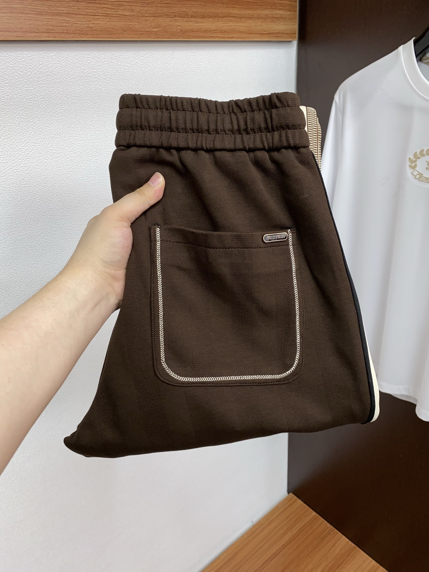 缪缪 2025秋冬季新款，最新定制纯棉面料休闲裤。原版裤型上身休闲百搭、随性慵懒范，高级定制面料柔软舒适