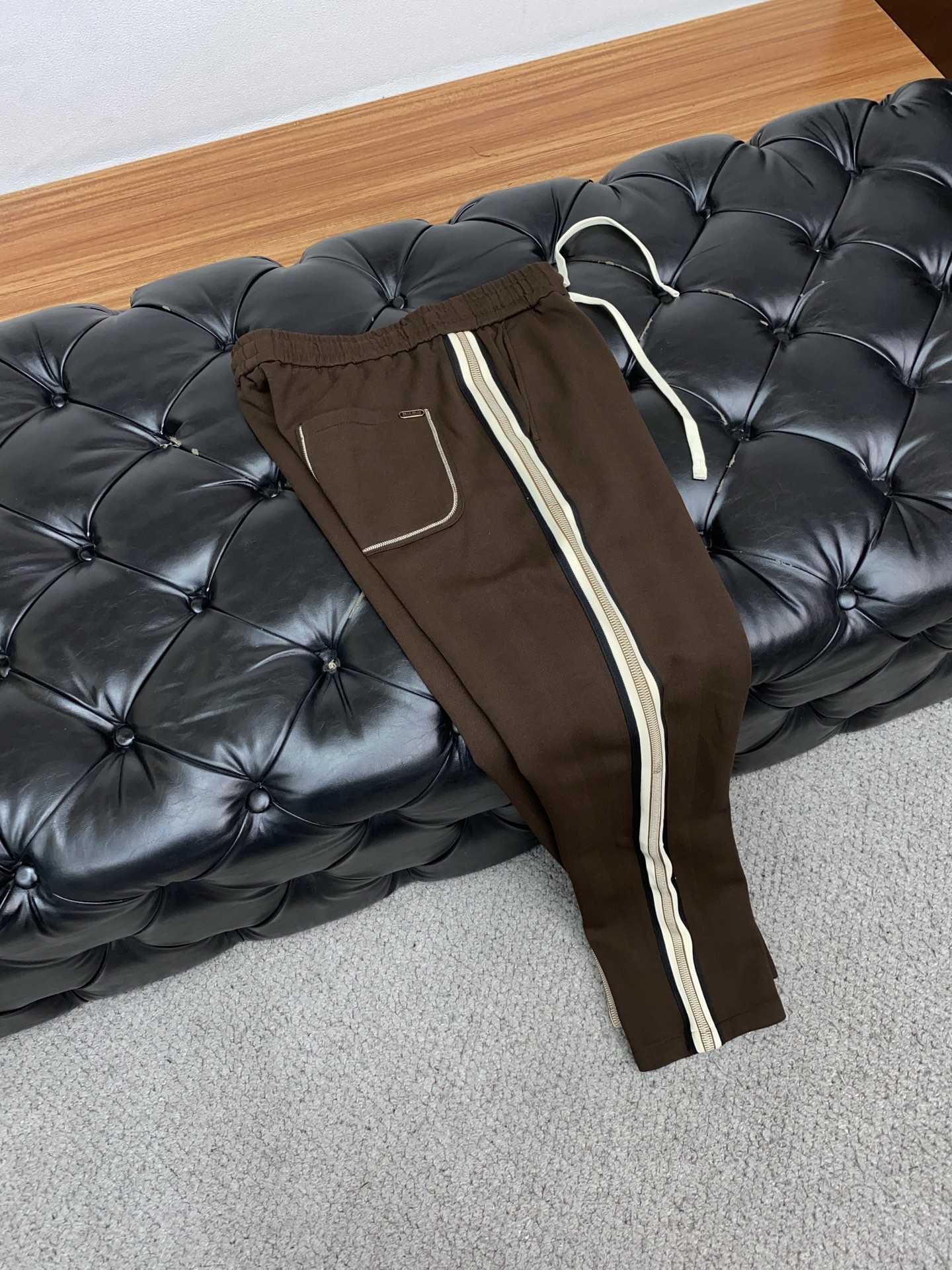 缪缪 2025秋冬季新款，最新定制纯棉面料休闲裤。原版裤型上身休闲百搭、随性慵懒范，高级定制面料柔软舒适