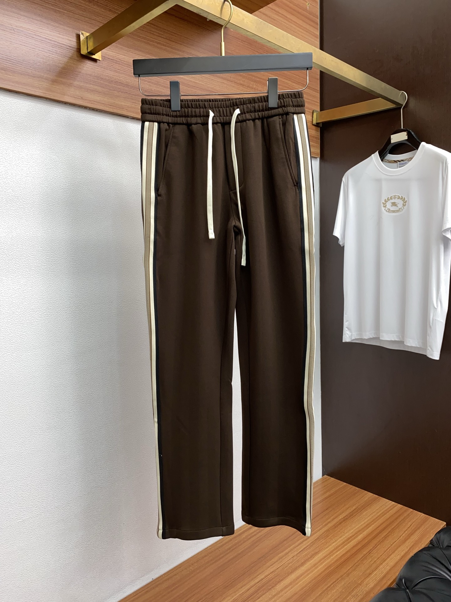 缪缪 2025秋冬季新款，最新定制纯棉面料休闲裤。原版裤型上身休闲百搭、随性慵懒范，高级定制面料柔软舒适