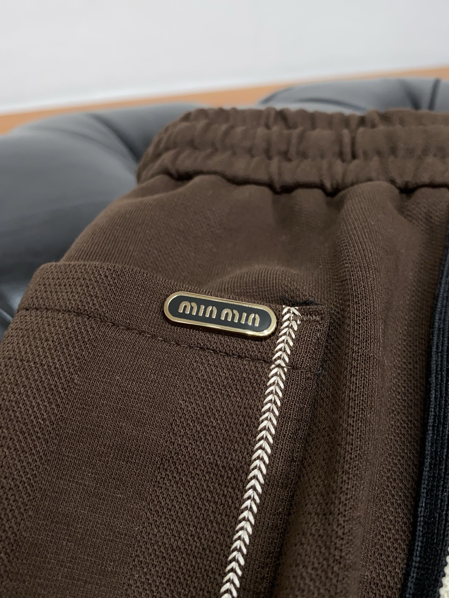 缪缪 2025秋冬季新款，最新定制纯棉面料休闲裤。原版裤型上身休闲百搭、随性慵懒范，高级定制面料柔软舒适