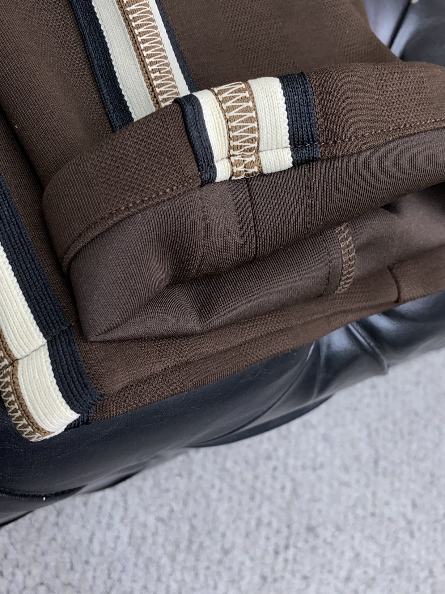 缪缪 2025秋冬季新款，最新定制纯棉面料休闲裤。原版裤型上身休闲百搭、随性慵懒范，高级定制面料柔软舒适