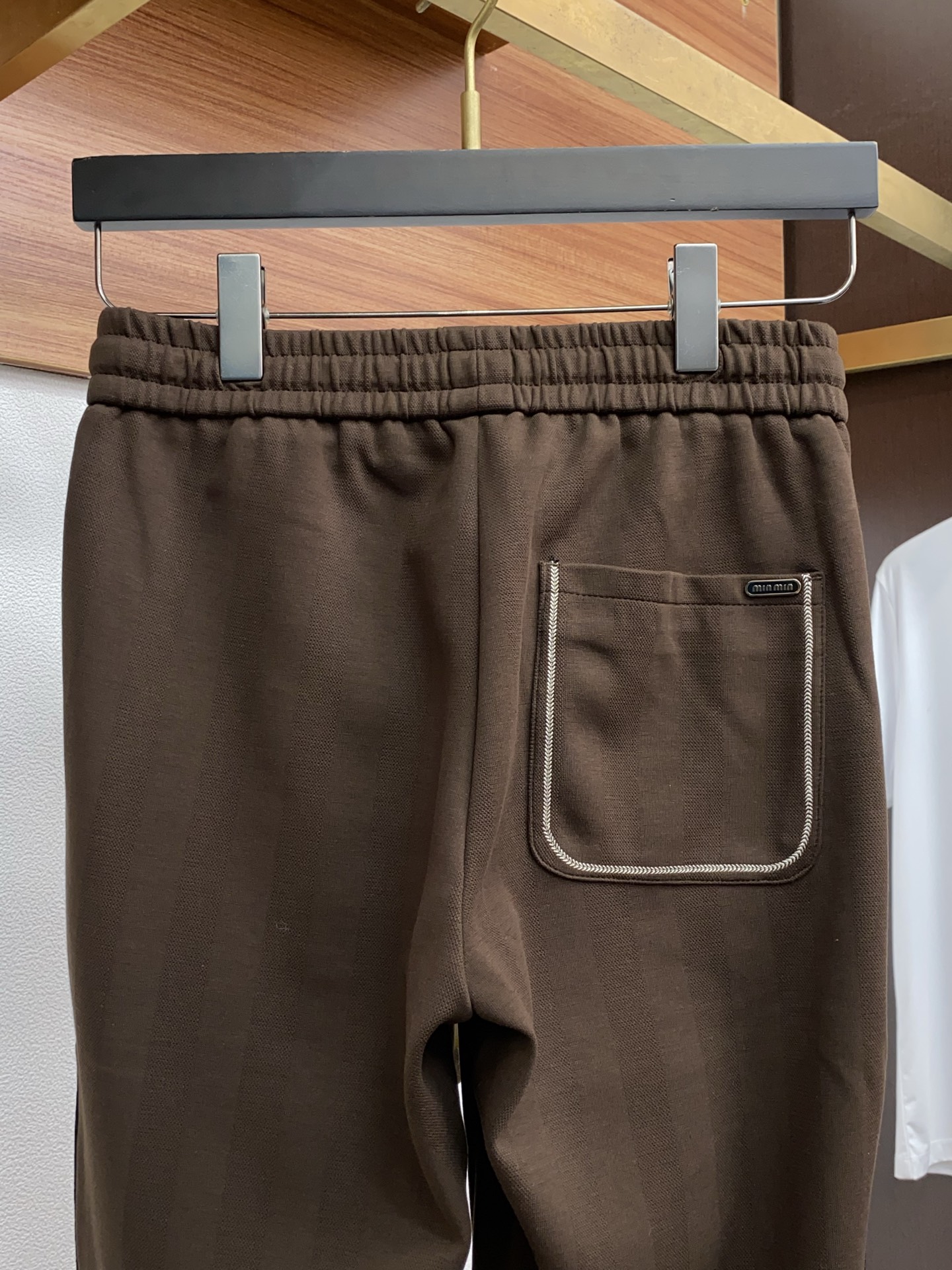 缪缪 2025秋冬季新款，最新定制纯棉面料休闲裤。原版裤型上身休闲百搭、随性慵懒范，高级定制面料柔软舒适