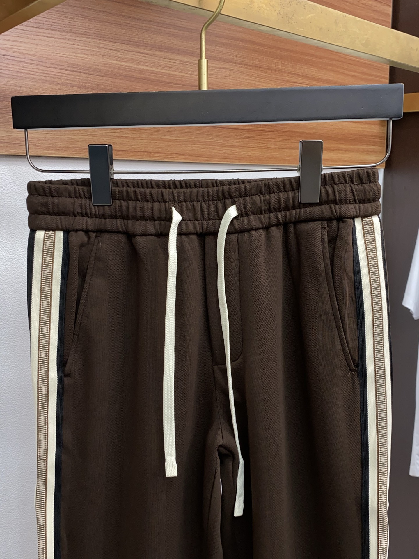 缪缪 2025秋冬季新款，最新定制纯棉面料休闲裤。原版裤型上身休闲百搭、随性慵懒范，高级定制面料柔软舒适