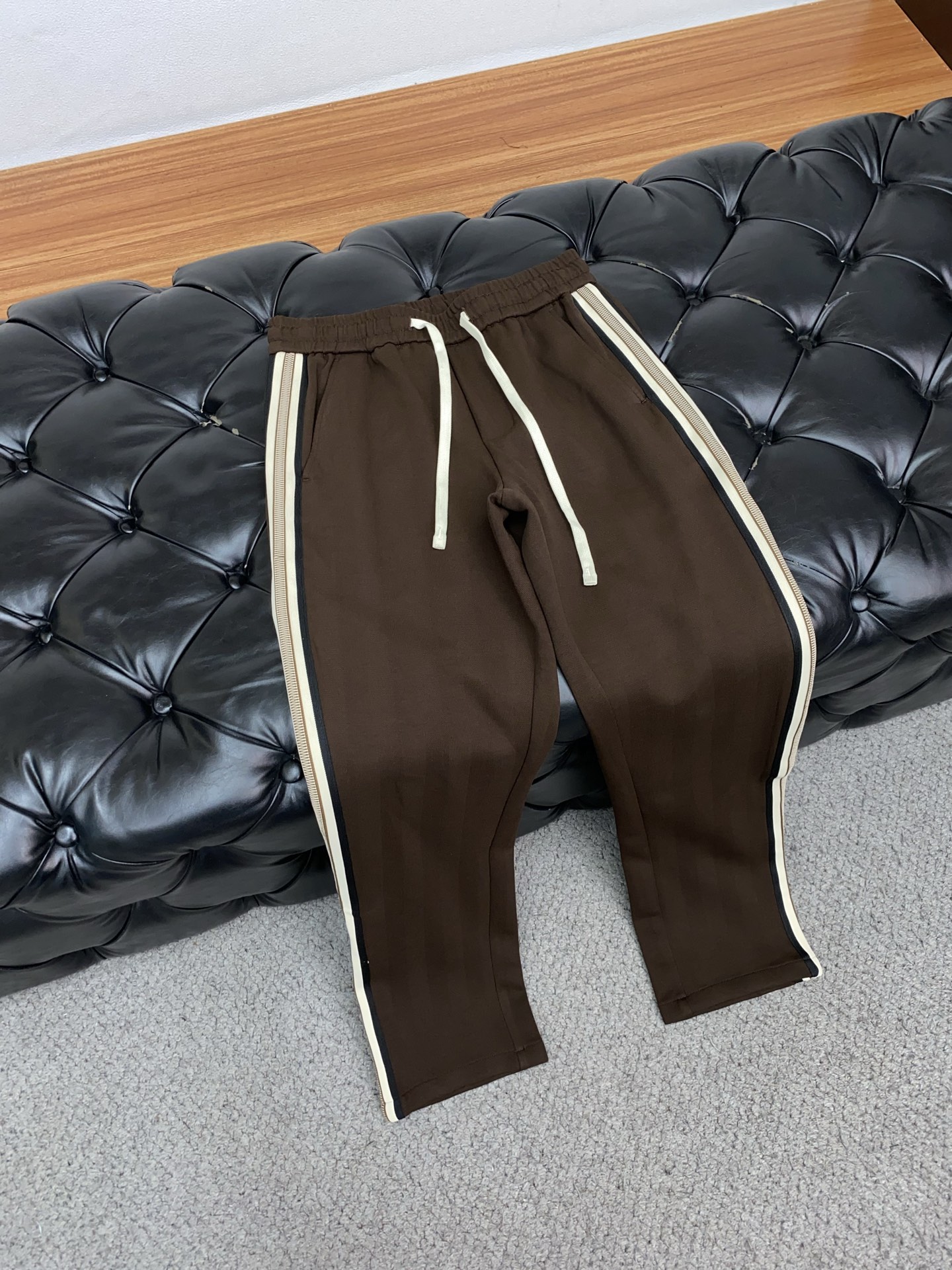 缪缪 2025秋冬季新款，最新定制纯棉面料休闲裤。原版裤型上身休闲百搭、随性慵懒范，高级定制面料柔软舒适