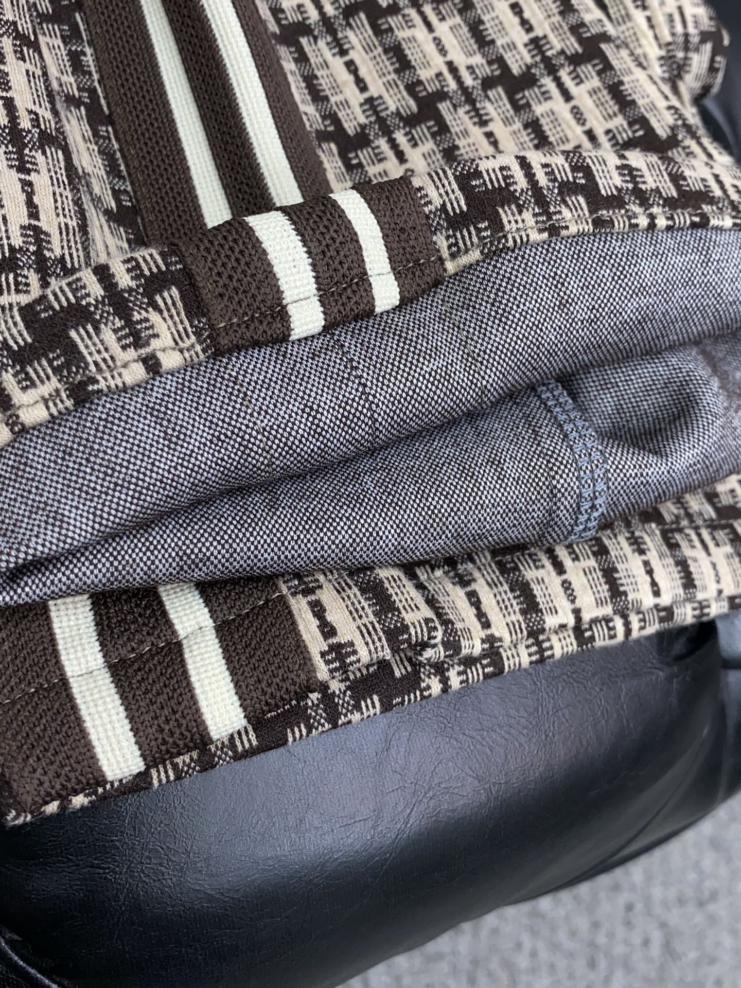 1v路易威登 2025秋冬季新款，最新定制纯棉面料休闲裤。原版裤型上身休闲百搭、随性慵懒范，高级定制面料