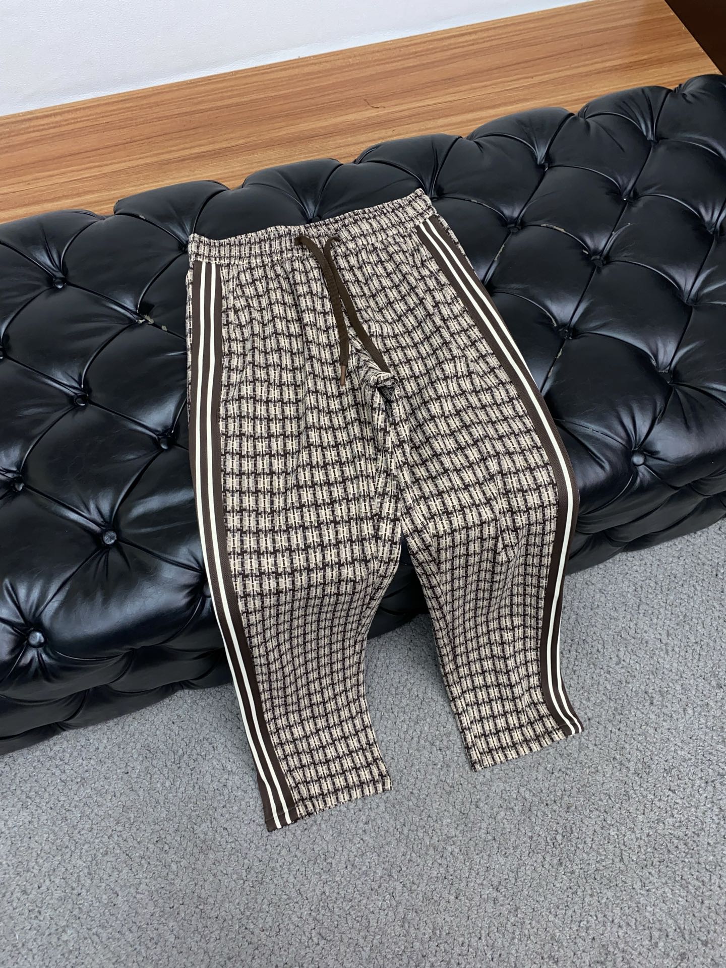 1v路易威登 2025秋冬季新款，最新定制纯棉面料休闲裤。原版裤型上身休闲百搭、随性慵懒范，高级定制面料