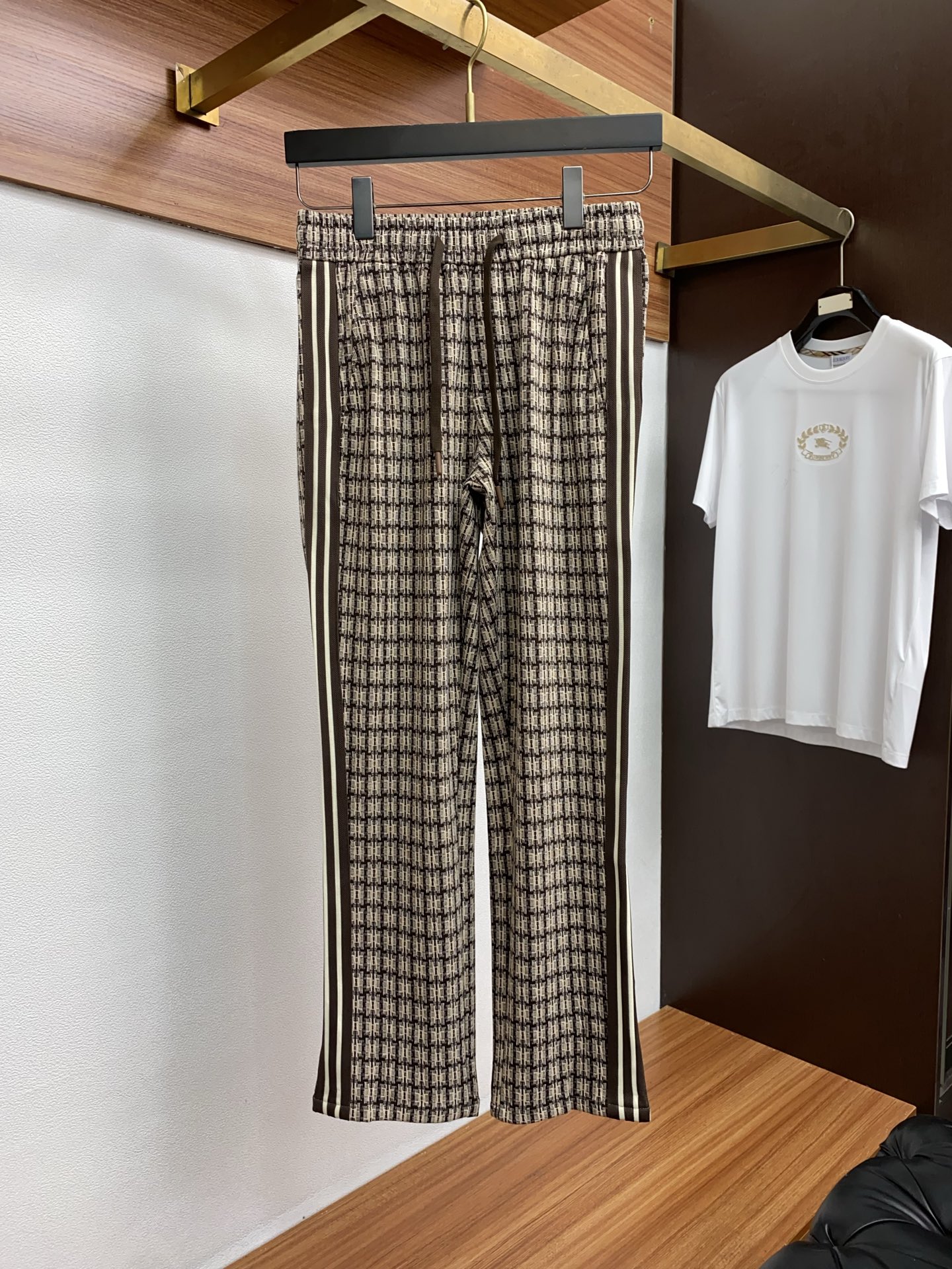 1v路易威登 2025秋冬季新款，最新定制纯棉面料休闲裤。原版裤型上身休闲百搭、随性慵懒范，高级定制面料