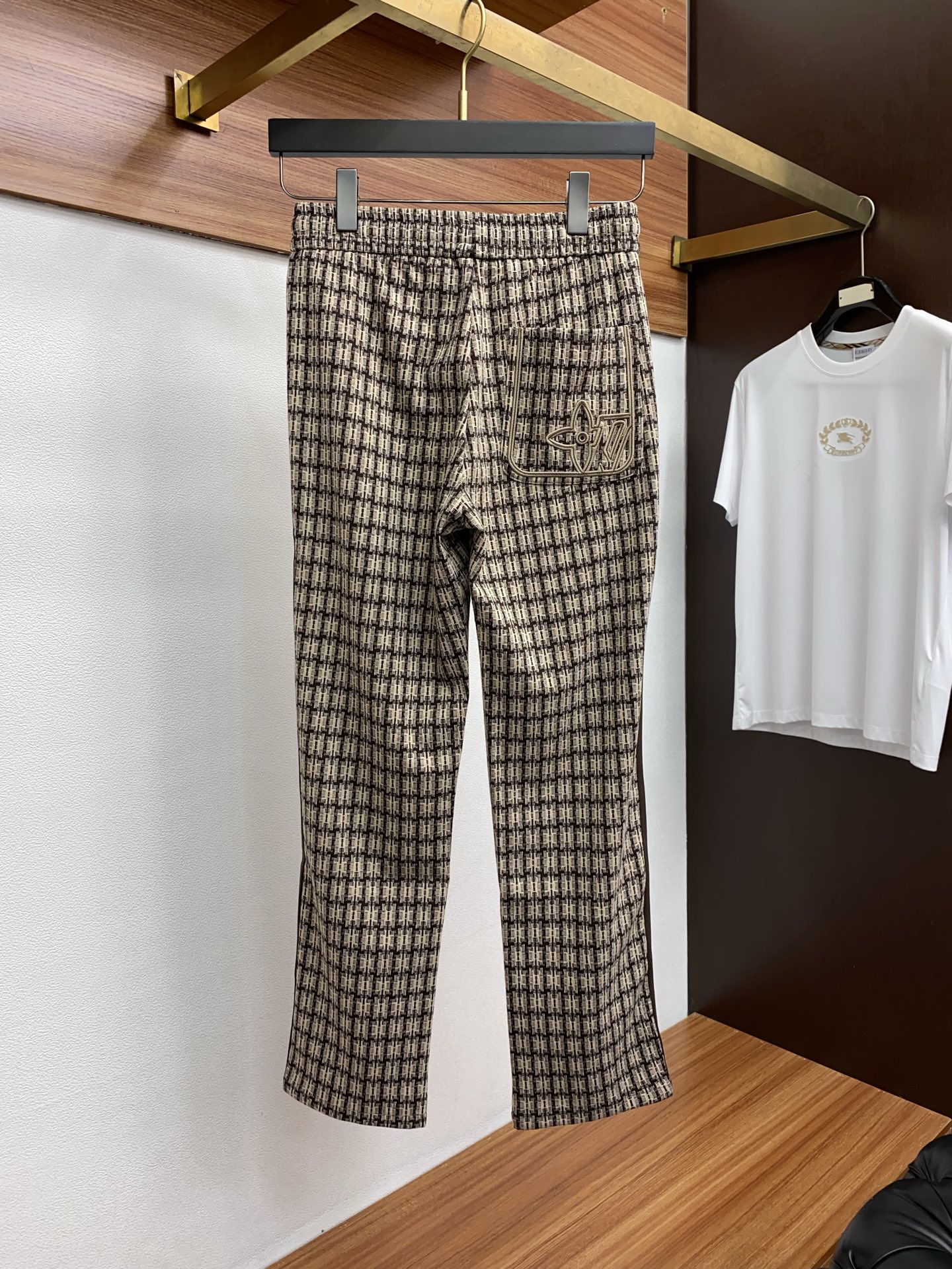 1v路易威登 2025秋冬季新款，最新定制纯棉面料休闲裤。原版裤型上身休闲百搭、随性慵懒范，高级定制面料