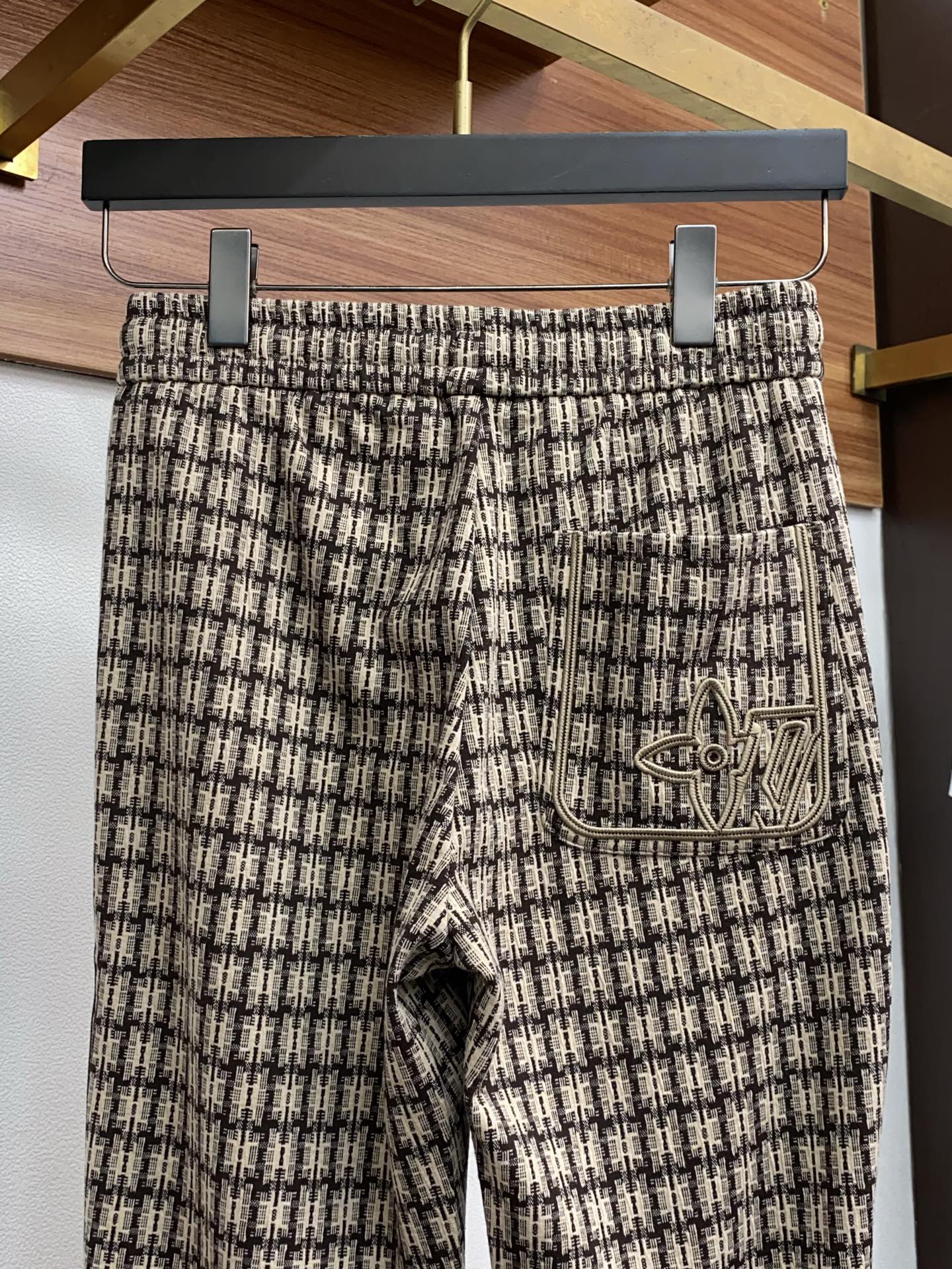 1v路易威登 2025秋冬季新款，最新定制纯棉面料休闲裤。原版裤型上身休闲百搭、随性慵懒范，高级定制面料