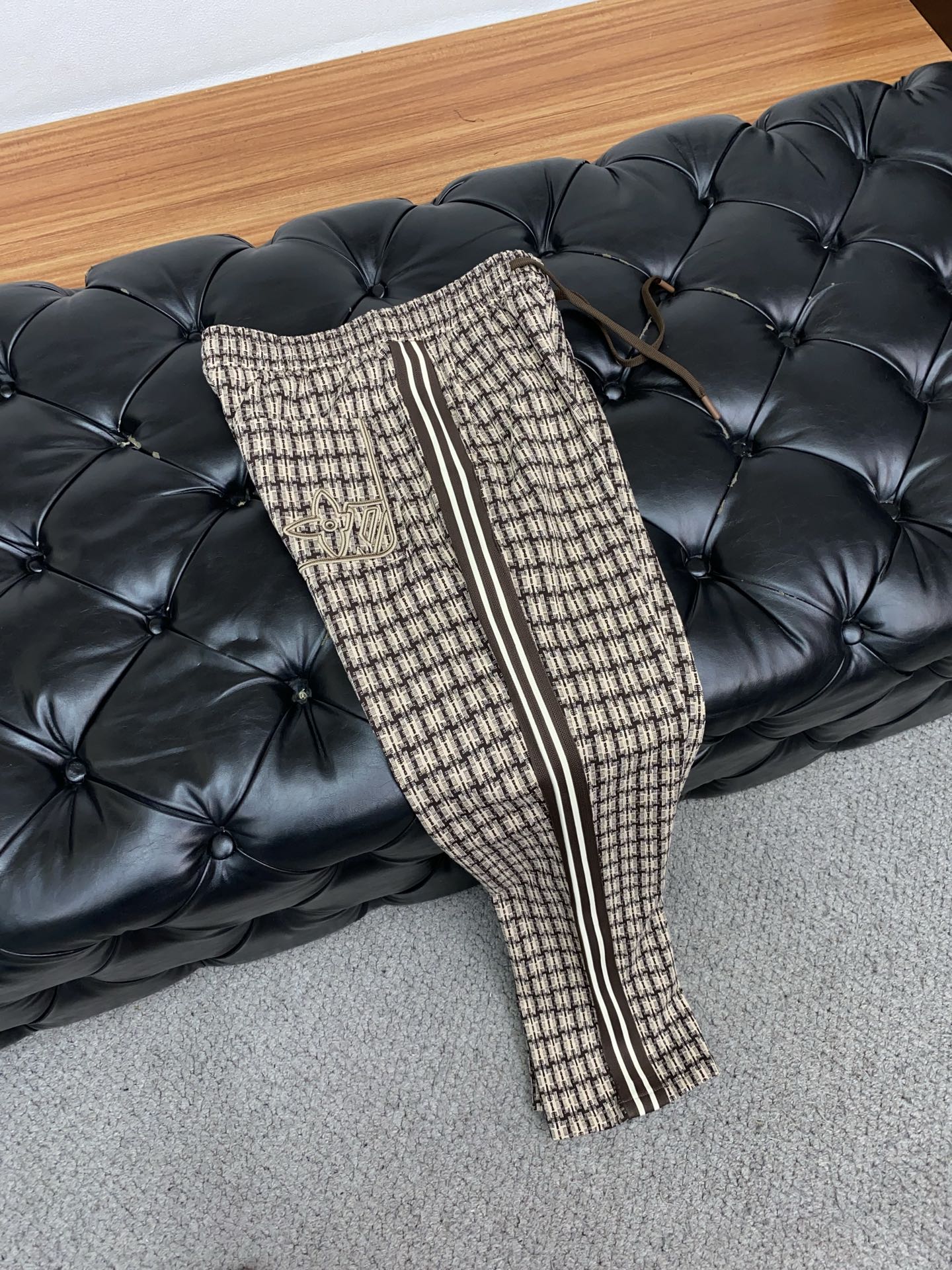 1v路易威登 2025秋冬季新款，最新定制纯棉面料休闲裤。原版裤型上身休闲百搭、随性慵懒范，高级定制面料