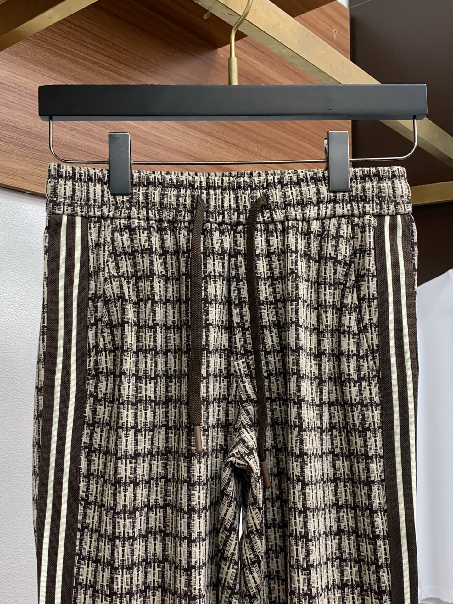 1v路易威登 2025秋冬季新款，最新定制纯棉面料休闲裤。原版裤型上身休闲百搭、随性慵懒范，高级定制面料