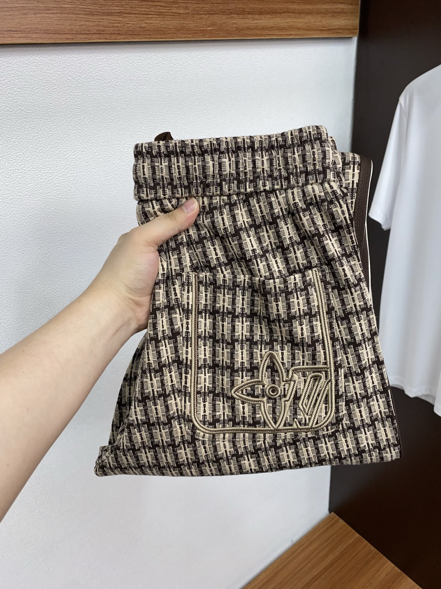 1v路易威登 2025秋冬季新款，最新定制纯棉面料休闲裤。原版裤型上身休闲百搭、随性慵懒范，高级定制面料