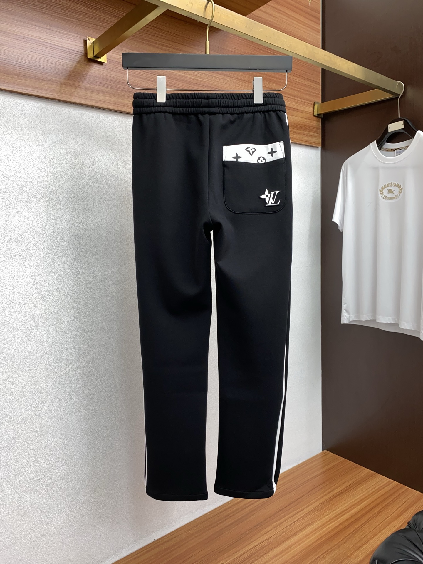 1v路易威登 2025秋冬季新款，最新定制纯棉面料休闲裤。原版裤型上身休闲百搭、随性慵懒范，高级定制面料