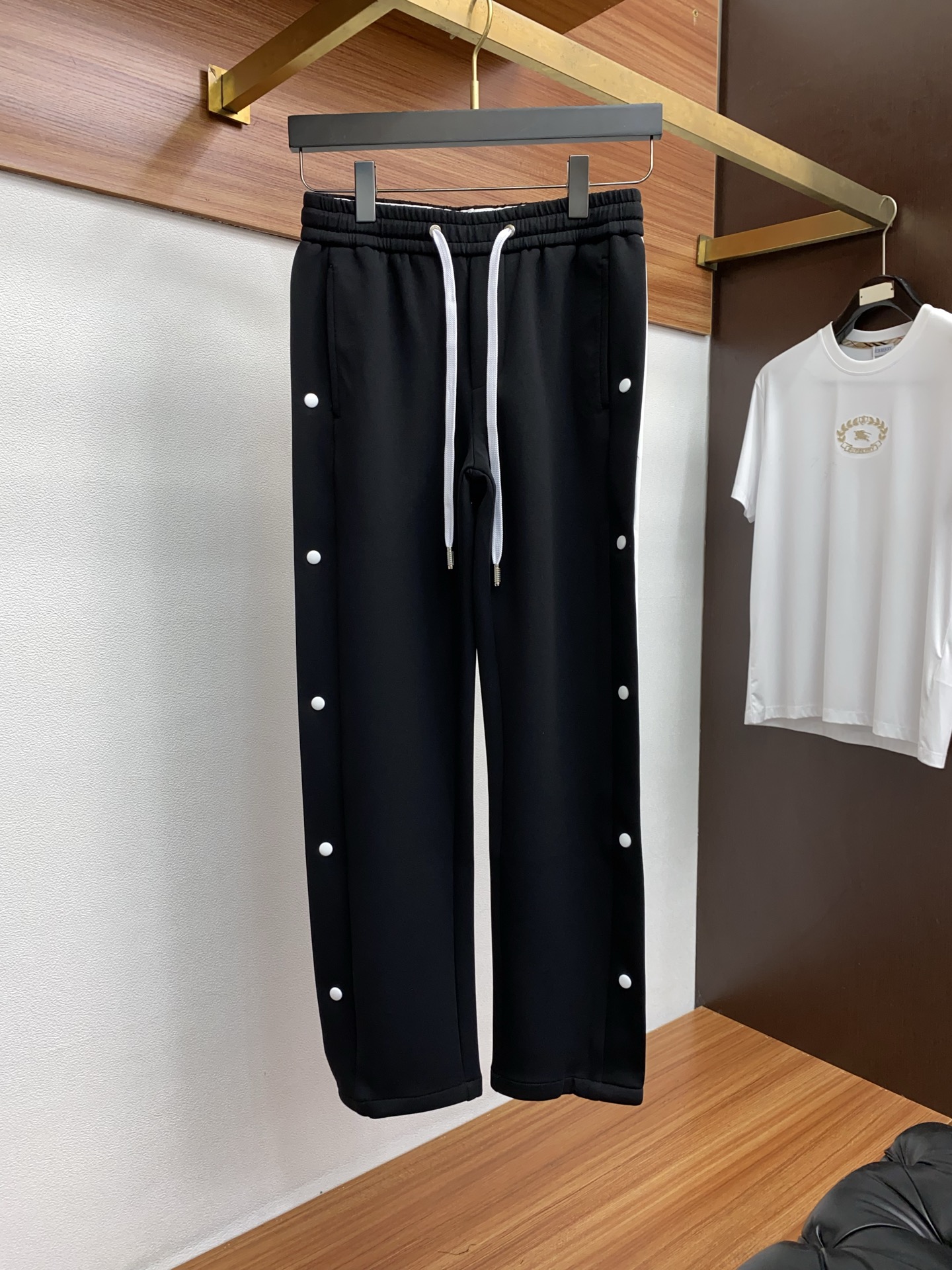 1v路易威登 2025秋冬季新款，最新定制纯棉面料休闲裤。原版裤型上身休闲百搭、随性慵懒范，高级定制面料