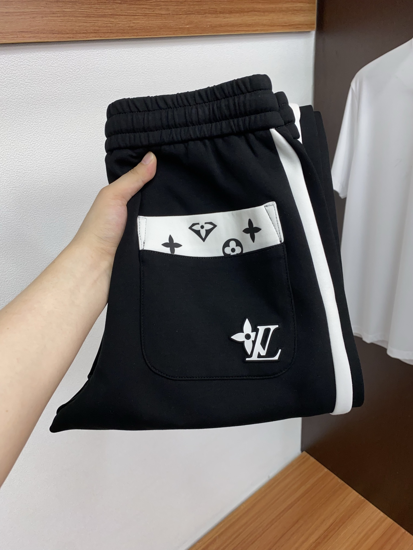 1v路易威登 2025秋冬季新款，最新定制纯棉面料休闲裤。原版裤型上身休闲百搭、随性慵懒范，高级定制面料