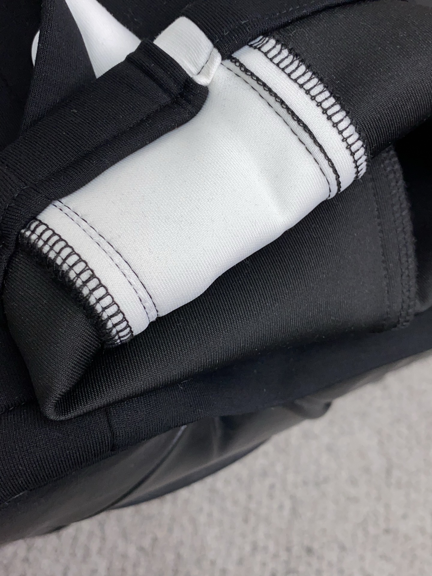 1v路易威登 2025秋冬季新款，最新定制纯棉面料休闲裤。原版裤型上身休闲百搭、随性慵懒范，高级定制面料