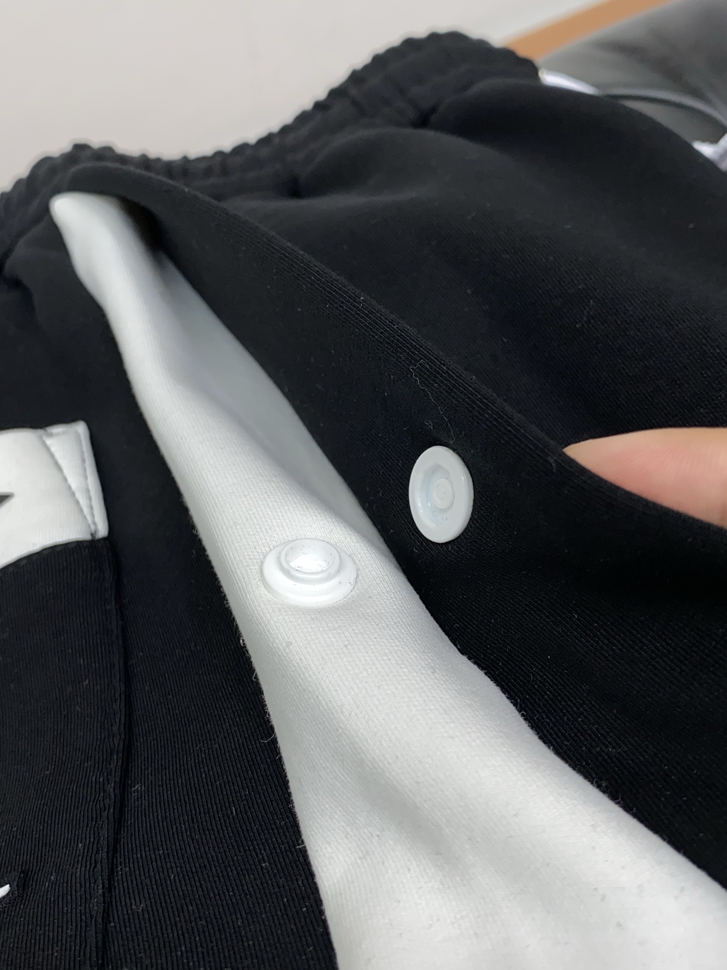 1v路易威登 2025秋冬季新款，最新定制纯棉面料休闲裤。原版裤型上身休闲百搭、随性慵懒范，高级定制面料