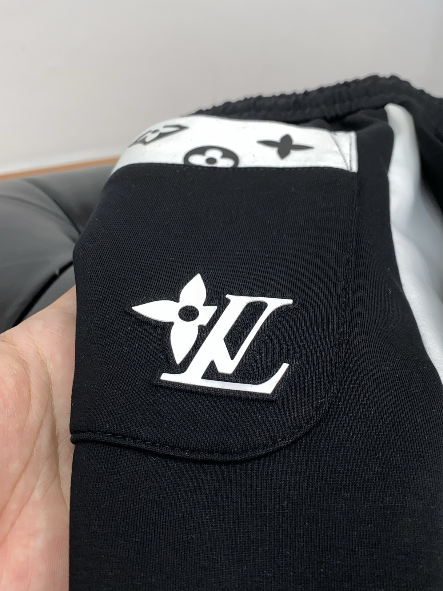 1v路易威登 2025秋冬季新款，最新定制纯棉面料休闲裤。原版裤型上身休闲百搭、随性慵懒范，高级定制面料