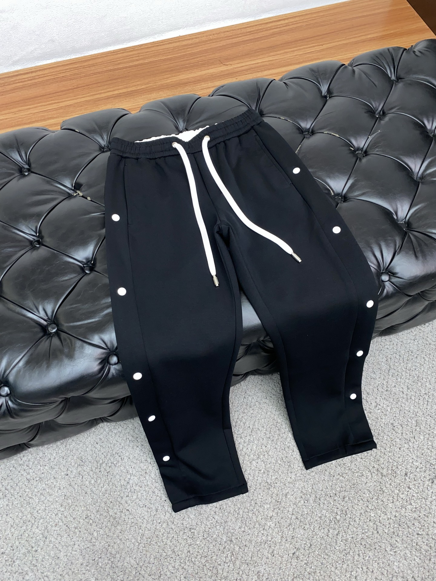 1v路易威登 2025秋冬季新款，最新定制纯棉面料休闲裤。原版裤型上身休闲百搭、随性慵懒范，高级定制面料