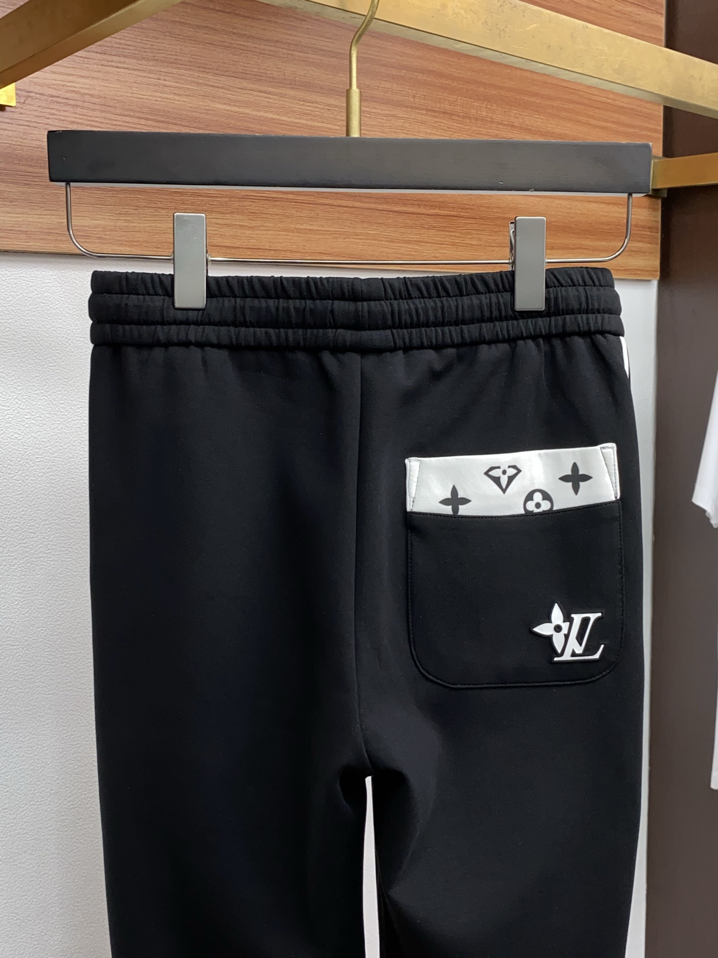 1v路易威登 2025秋冬季新款，最新定制纯棉面料休闲裤。原版裤型上身休闲百搭、随性慵懒范，高级定制面料