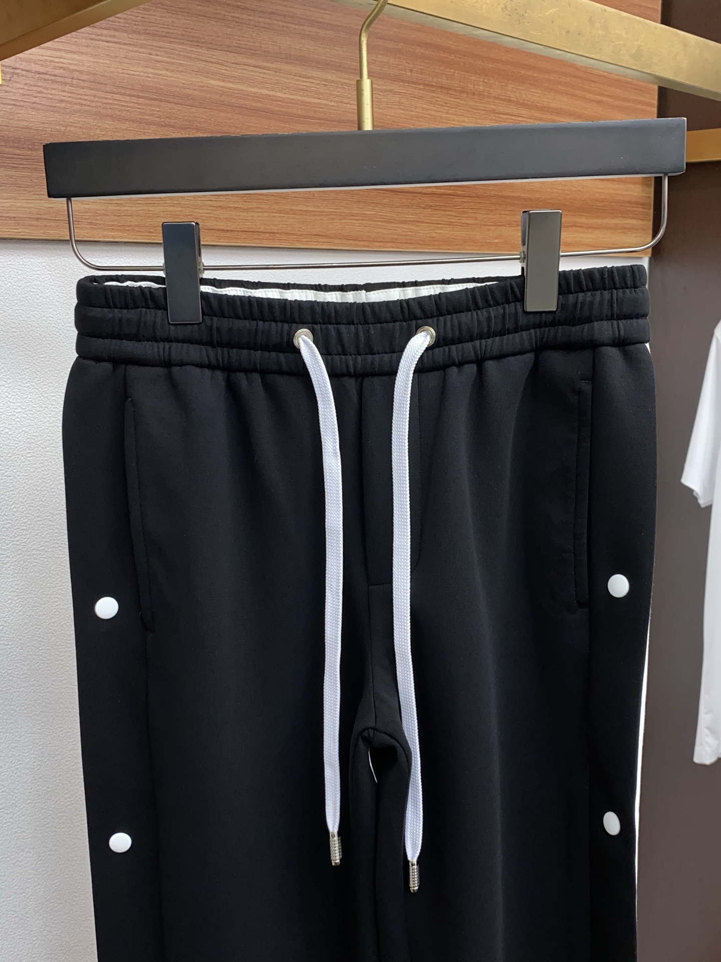 1v路易威登 2025秋冬季新款，最新定制纯棉面料休闲裤。原版裤型上身休闲百搭、随性慵懒范，高级定制面料