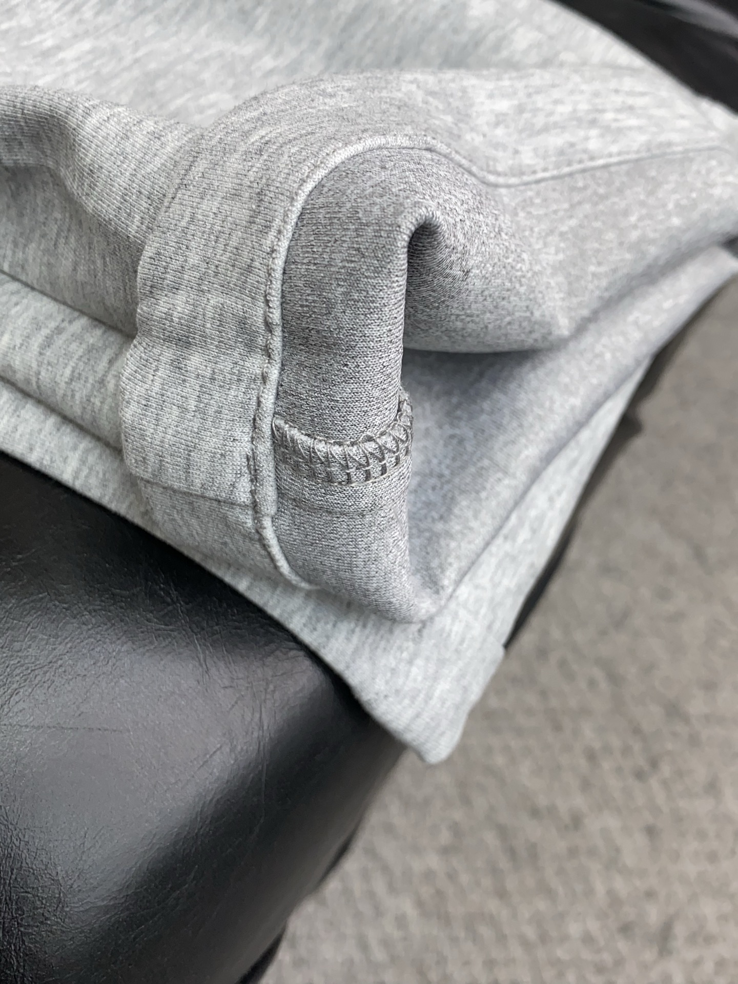 迪奥 2025秋冬季新款，最新定制纯棉面料休闲裤。原版裤型上身休闲百搭、随性慵懒范，高级定制面料柔软舒适