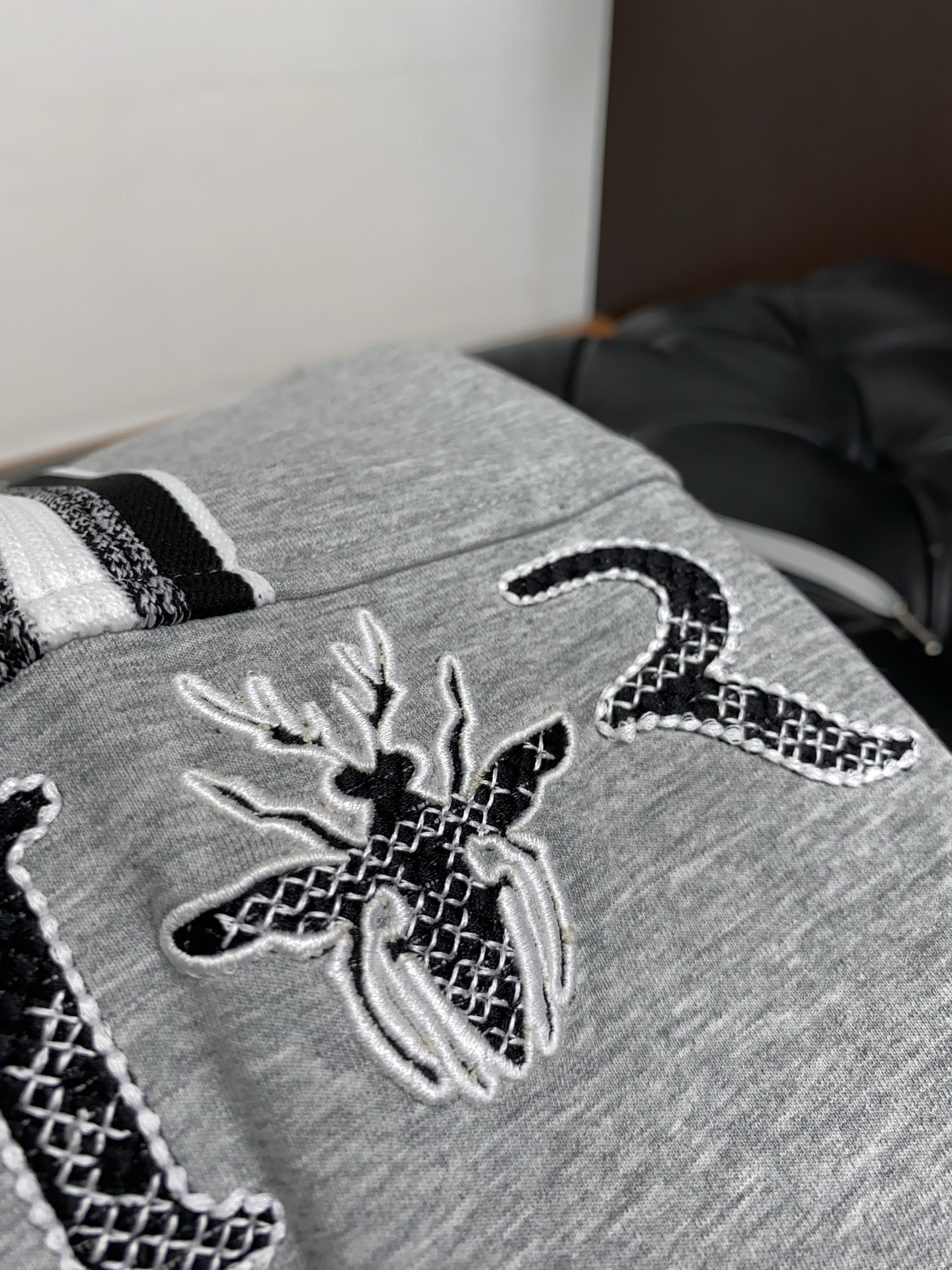 迪奥 2025秋冬季新款，最新定制纯棉面料休闲裤。原版裤型上身休闲百搭、随性慵懒范，高级定制面料柔软舒适