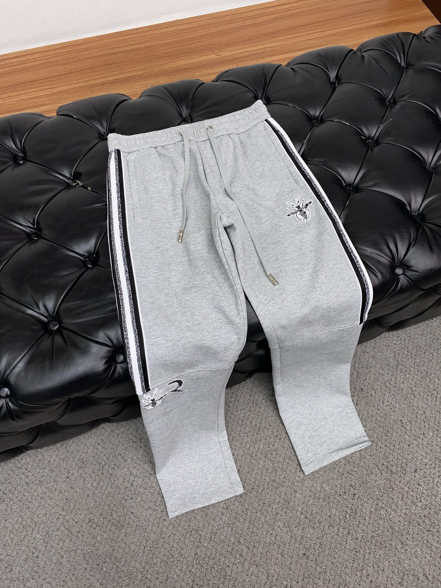 迪奥 2025秋冬季新款，最新定制纯棉面料休闲裤。原版裤型上身休闲百搭、随性慵懒范，高级定制面料柔软舒适