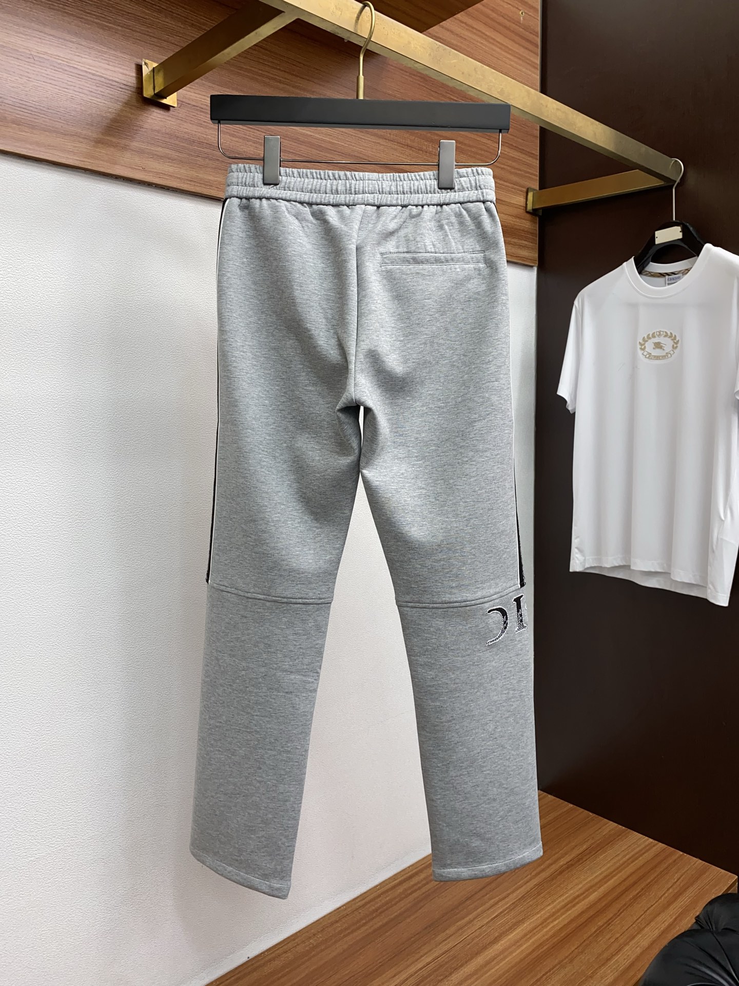 迪奥 2025秋冬季新款，最新定制纯棉面料休闲裤。原版裤型上身休闲百搭、随性慵懒范，高级定制面料柔软舒适