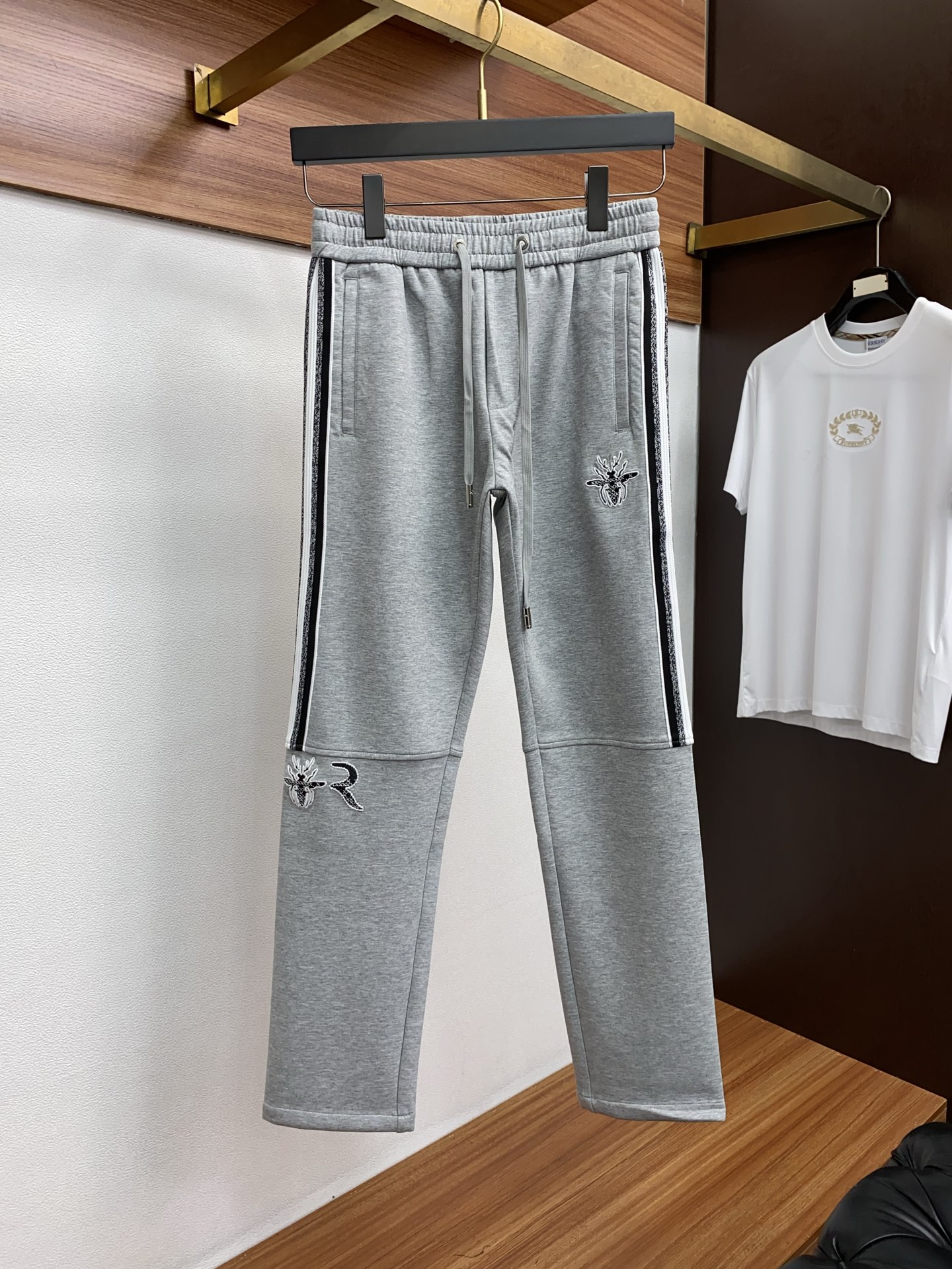 迪奥 2025秋冬季新款，最新定制纯棉面料休闲裤。原版裤型上身休闲百搭、随性慵懒范，高级定制面料柔软舒适